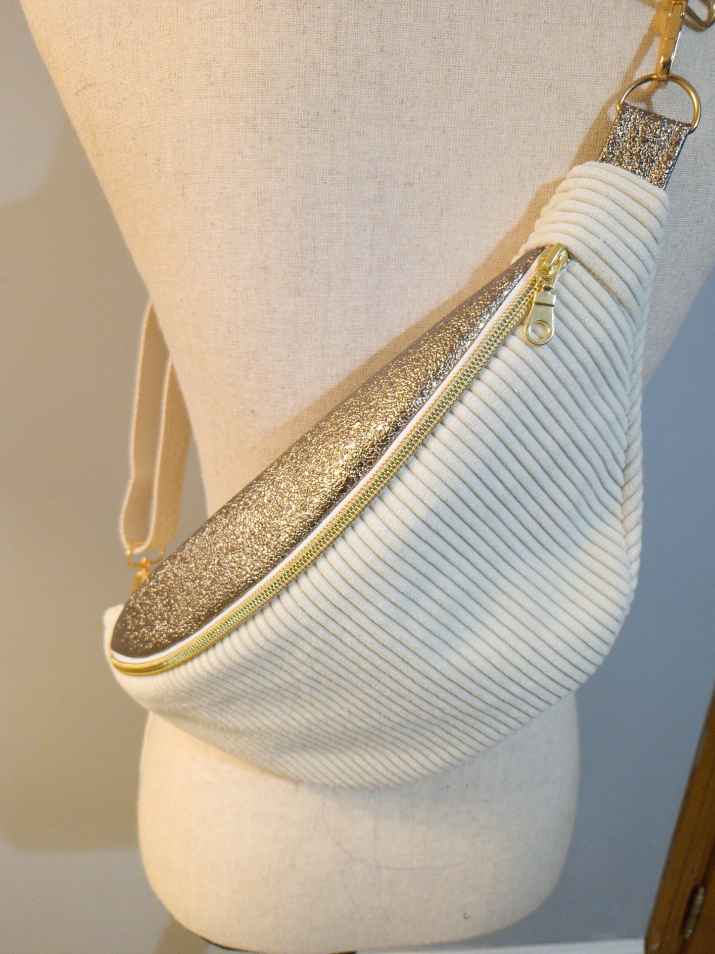 Sac Banane pour femme ou enfant – Velours côtelé écru & touche simili doré cocoleeline