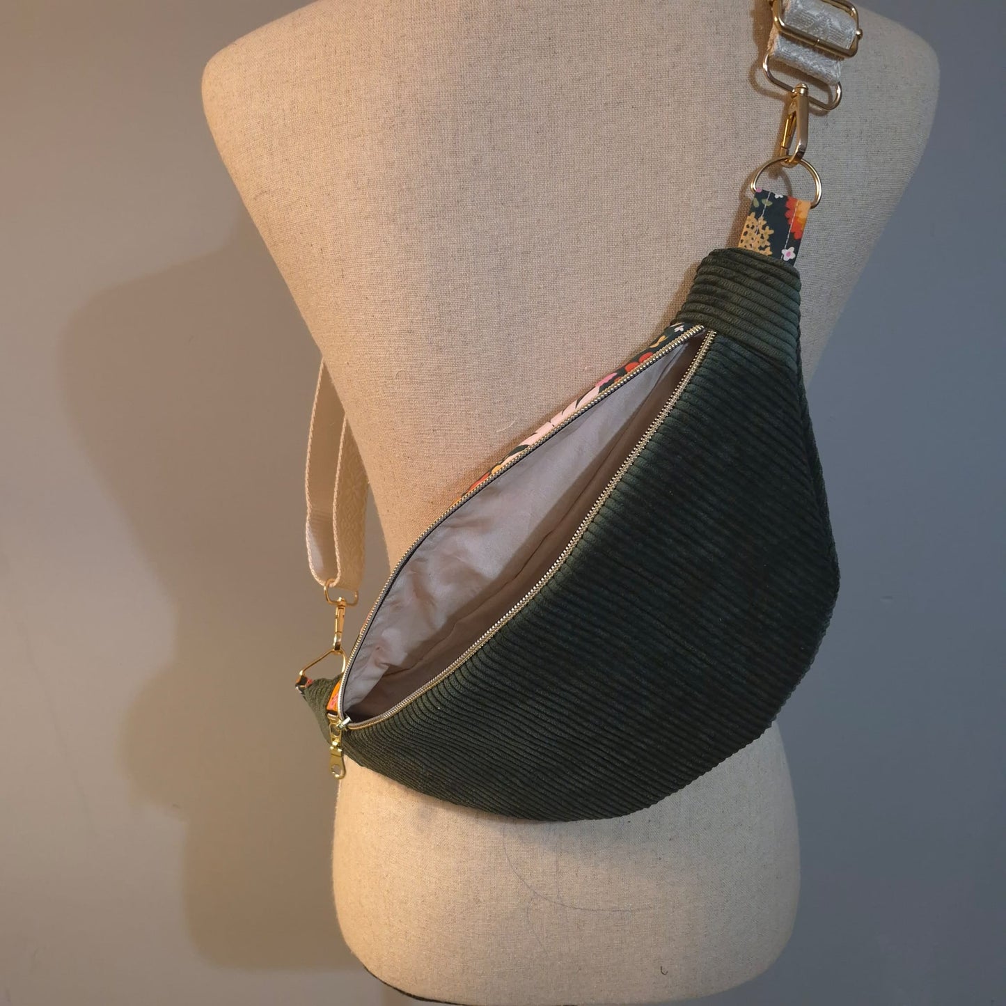 Sac banane pour femme ou enfant , velours côtelé kaki et motif fleuri cocoleeline