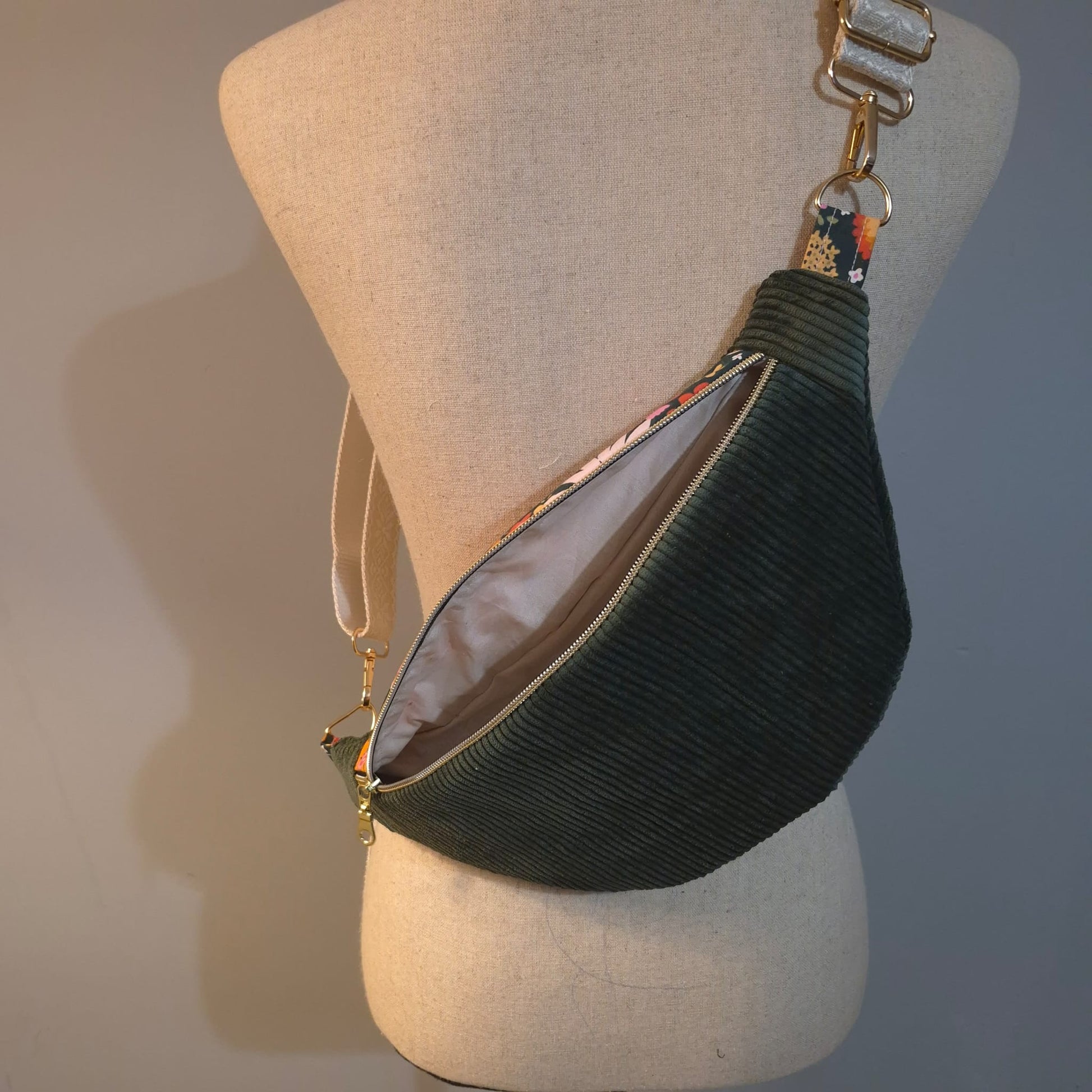 Sac banane pour femme ou enfant , velours côtelé kaki et motif fleuri cocoleeline