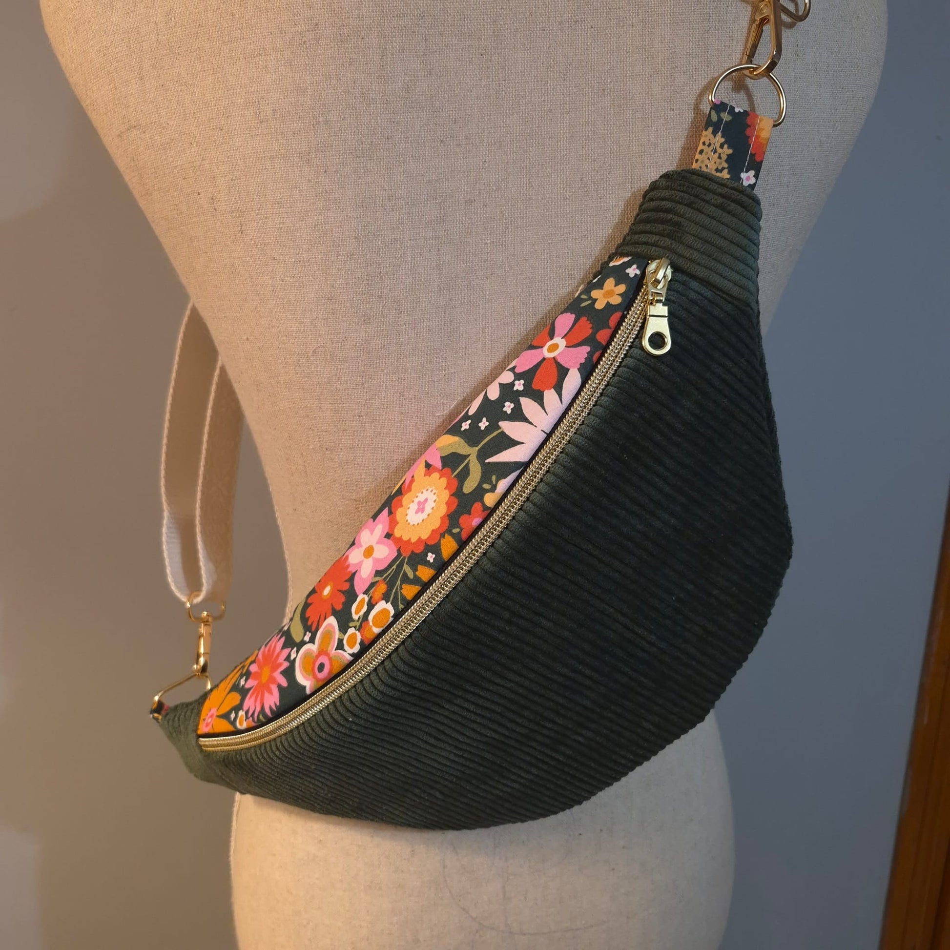 Sac banane pour femme ou enfant , velours côtelé kaki et motif fleuri cocoleeline