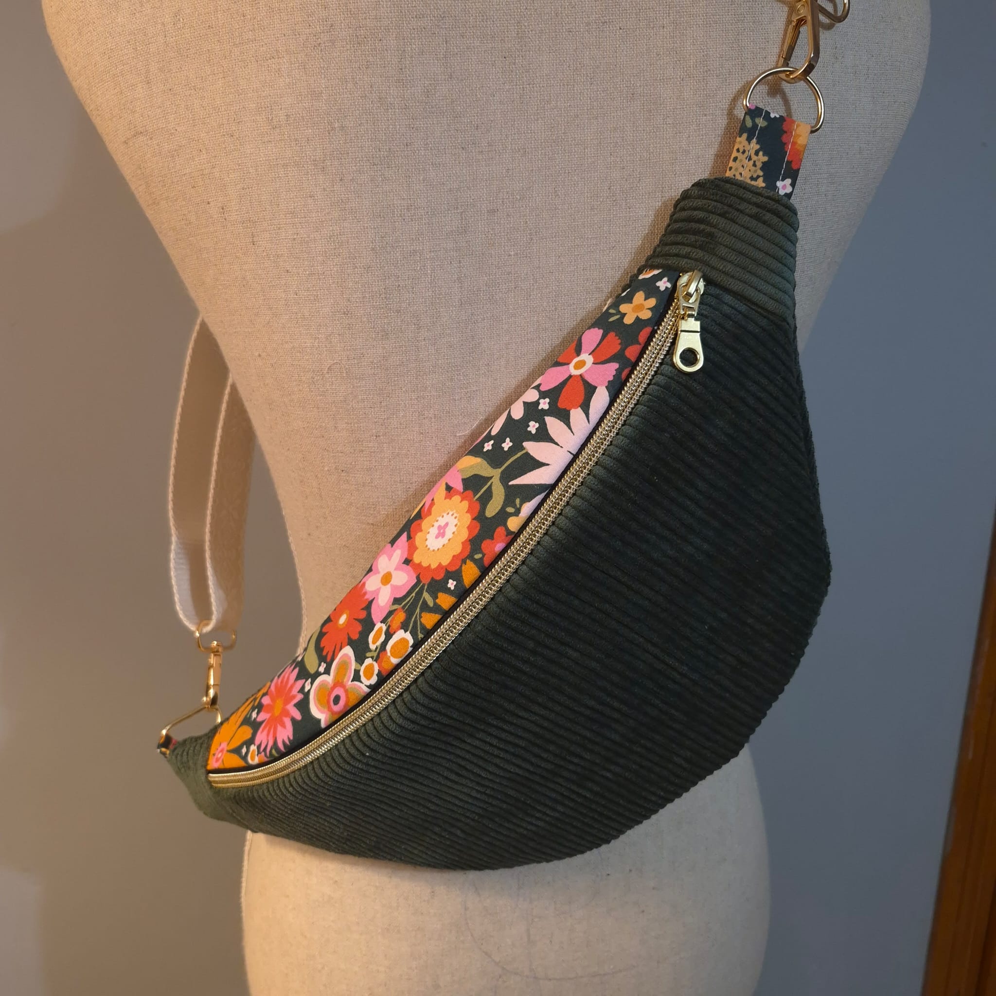 Sac banane pour femme ou enfant , velours côtelé kaki et motif fleuri cocoleeline