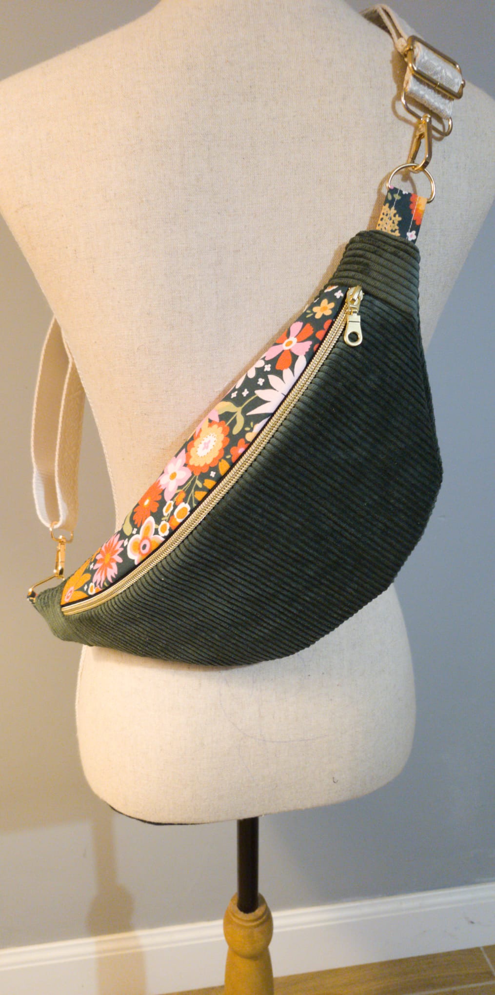 Sac banane pour femme ou enfant , velours côtelé kaki et motif fleuri cocoleeline