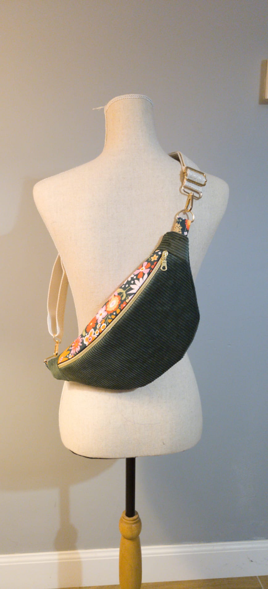 Sac banane pour femme ou enfant , velours côtelé kaki et motif fleuri cocoleeline