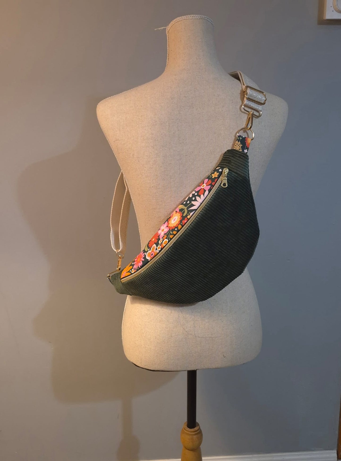 Sac banane pour femme ou enfant , velours côtelé kaki et motif fleuri cocoleeline