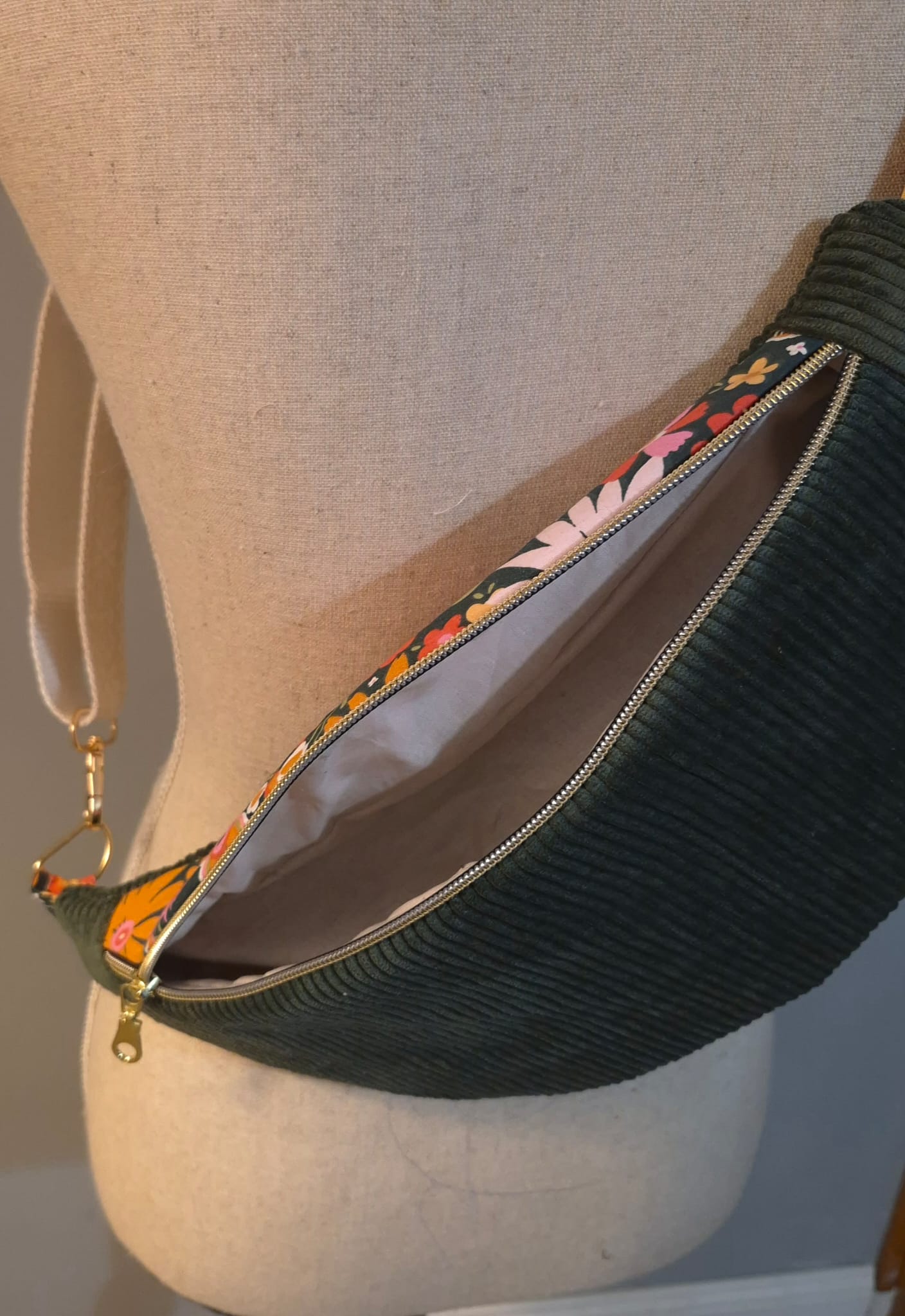 Sac banane pour femme ou enfant , velours côtelé kaki et motif fleuri cocoleeline