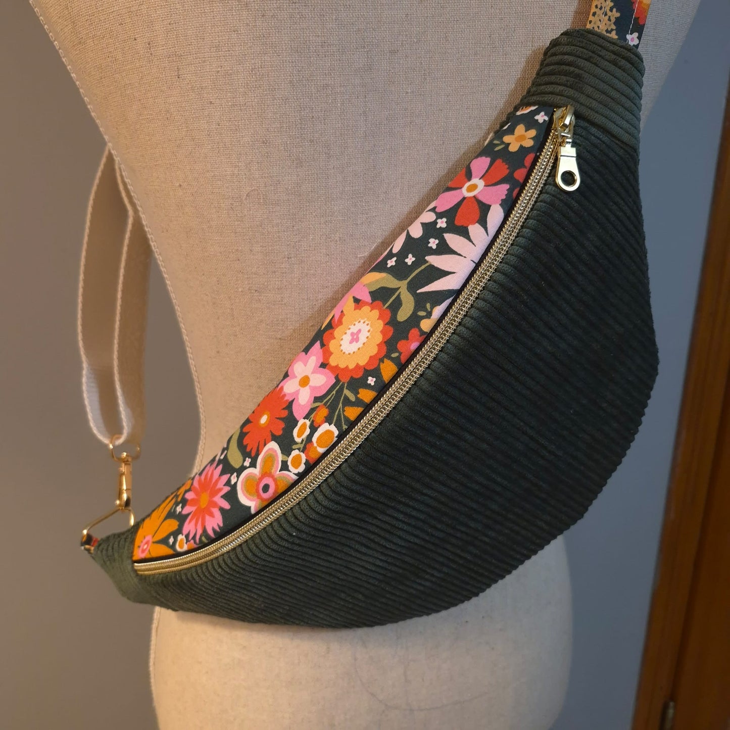 Sac banane pour femme ou enfant , velours côtelé kaki et motif fleuri cocoleeline