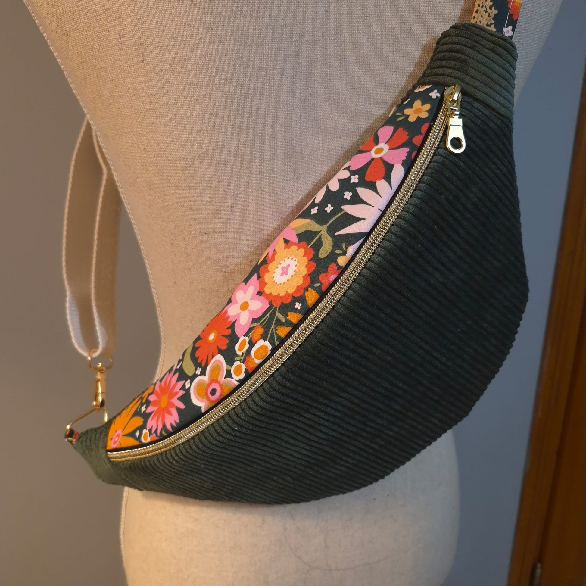 Sac banane pour femme ou enfant , velours côtelé kaki et motif fleuri cocoleeline