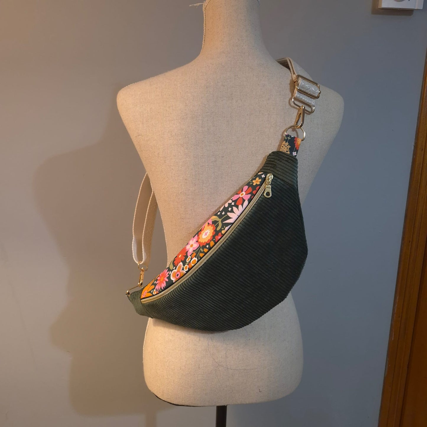 Sac banane pour femme ou enfant , velours côtelé kaki et motif fleuri cocoleeline