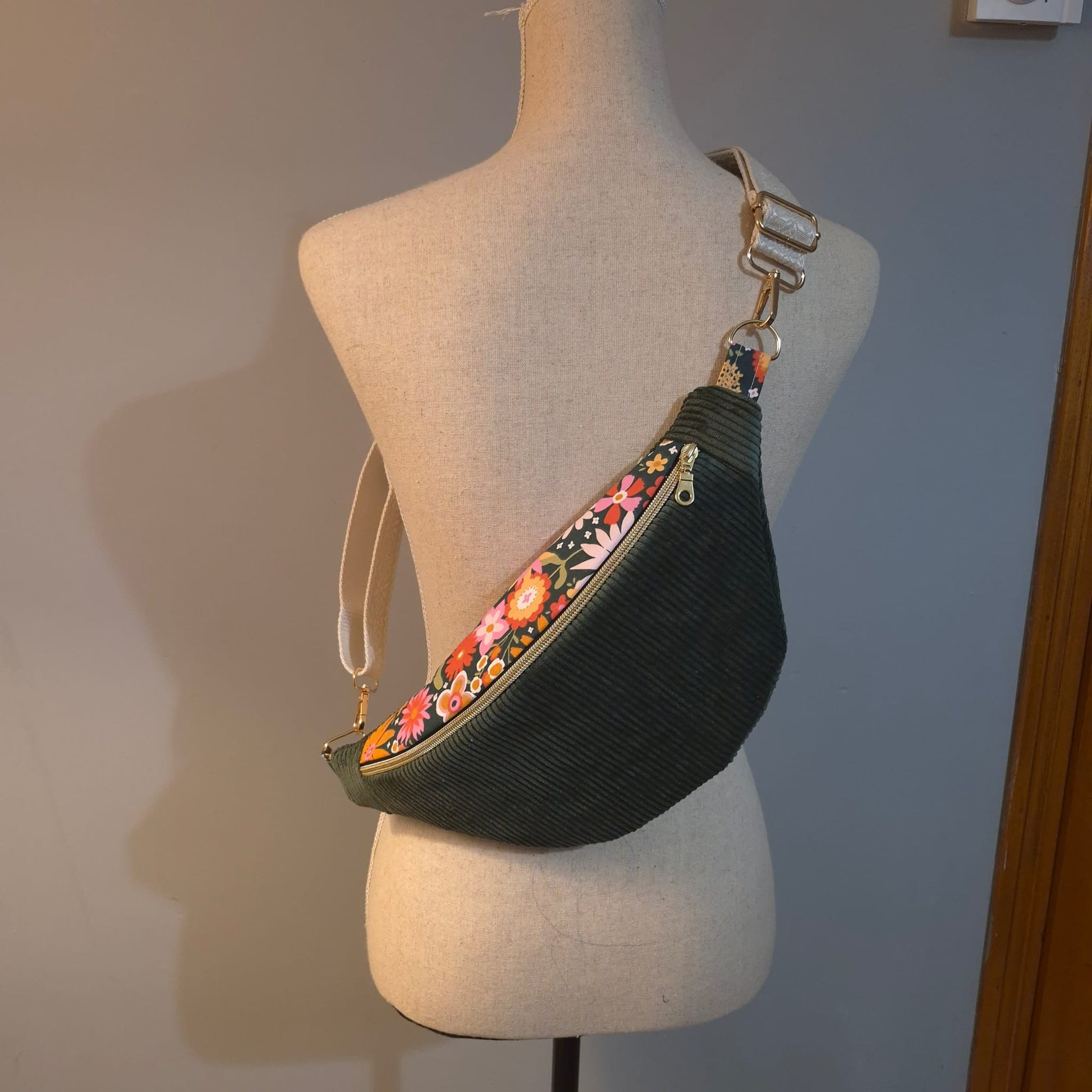 Sac banane pour femme ou enfant , velours côtelé kaki et motif fleuri cocoleeline