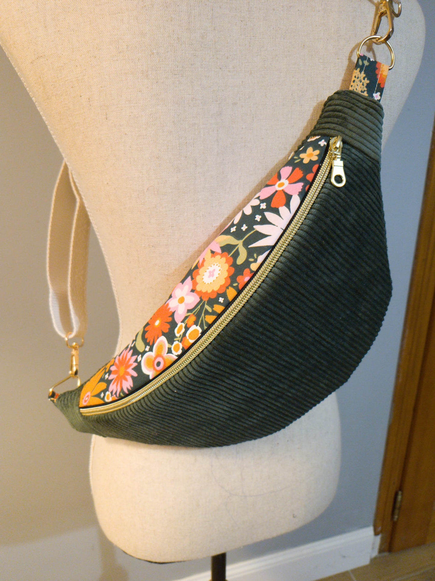 Sac banane pour femme ou enfant , velours côtelé kaki et motif fleuri cocoleeline