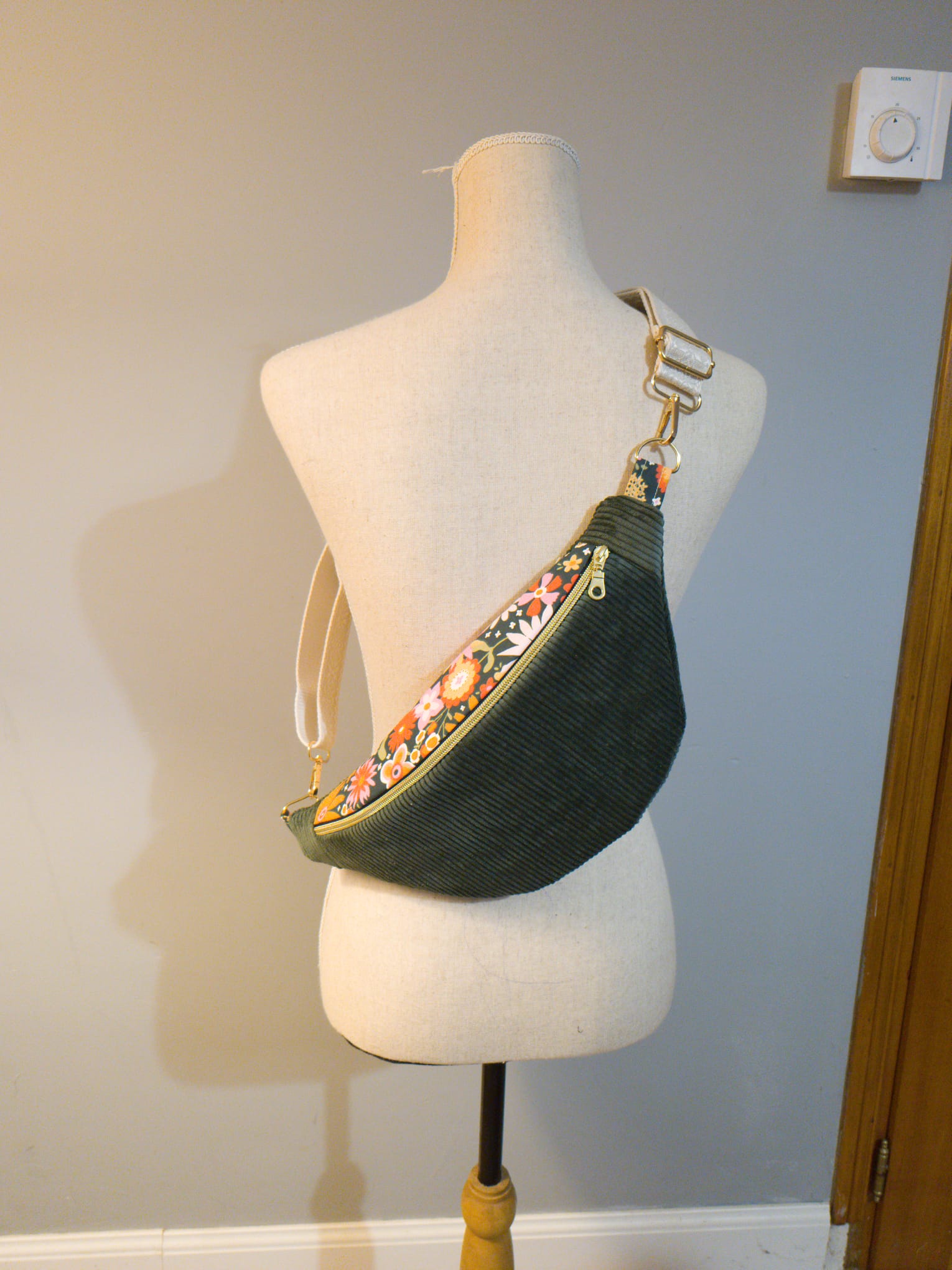 Sac banane pour femme ou enfant , velours côtelé kaki et motif fleuri cocoleeline