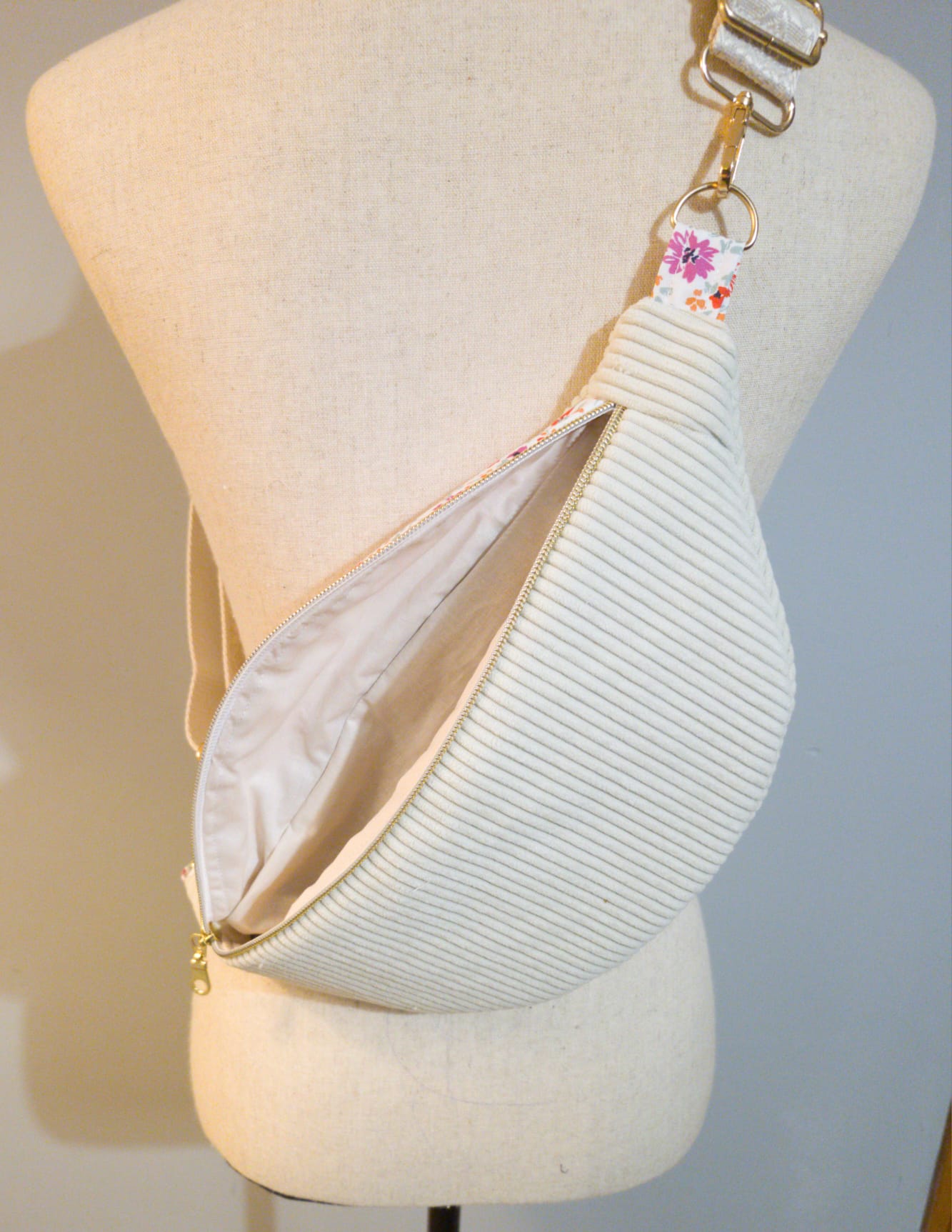 Sac Banane pour femme ou enfant  – Velours côtelé écru & touche fleuri cocoleeline