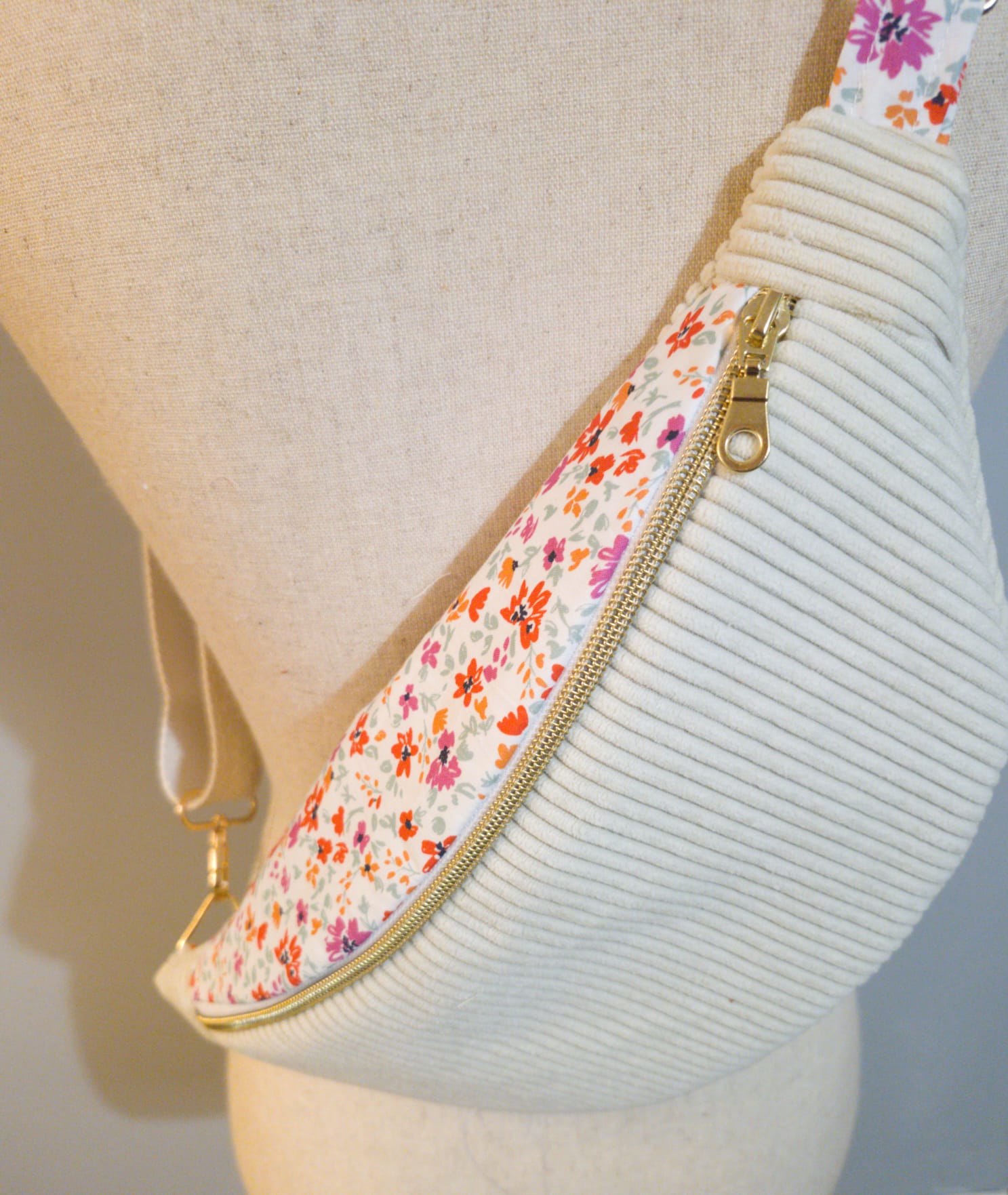 Sac Banane pour femme ou enfant  – Velours côtelé écru & touche fleuri cocoleeline