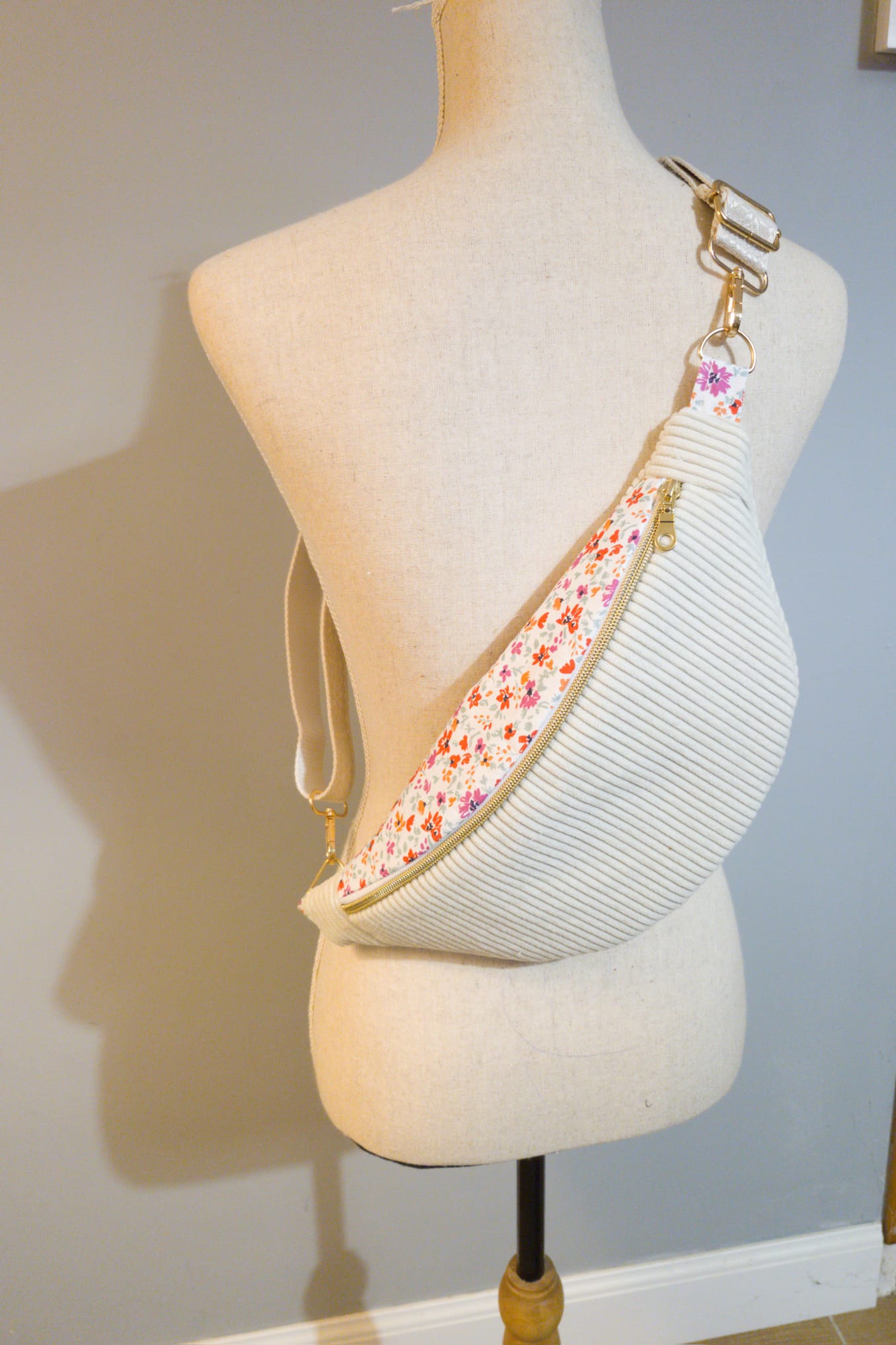 Sac Banane pour femme ou enfant  – Velours côtelé écru & touche fleuri cocoleeline