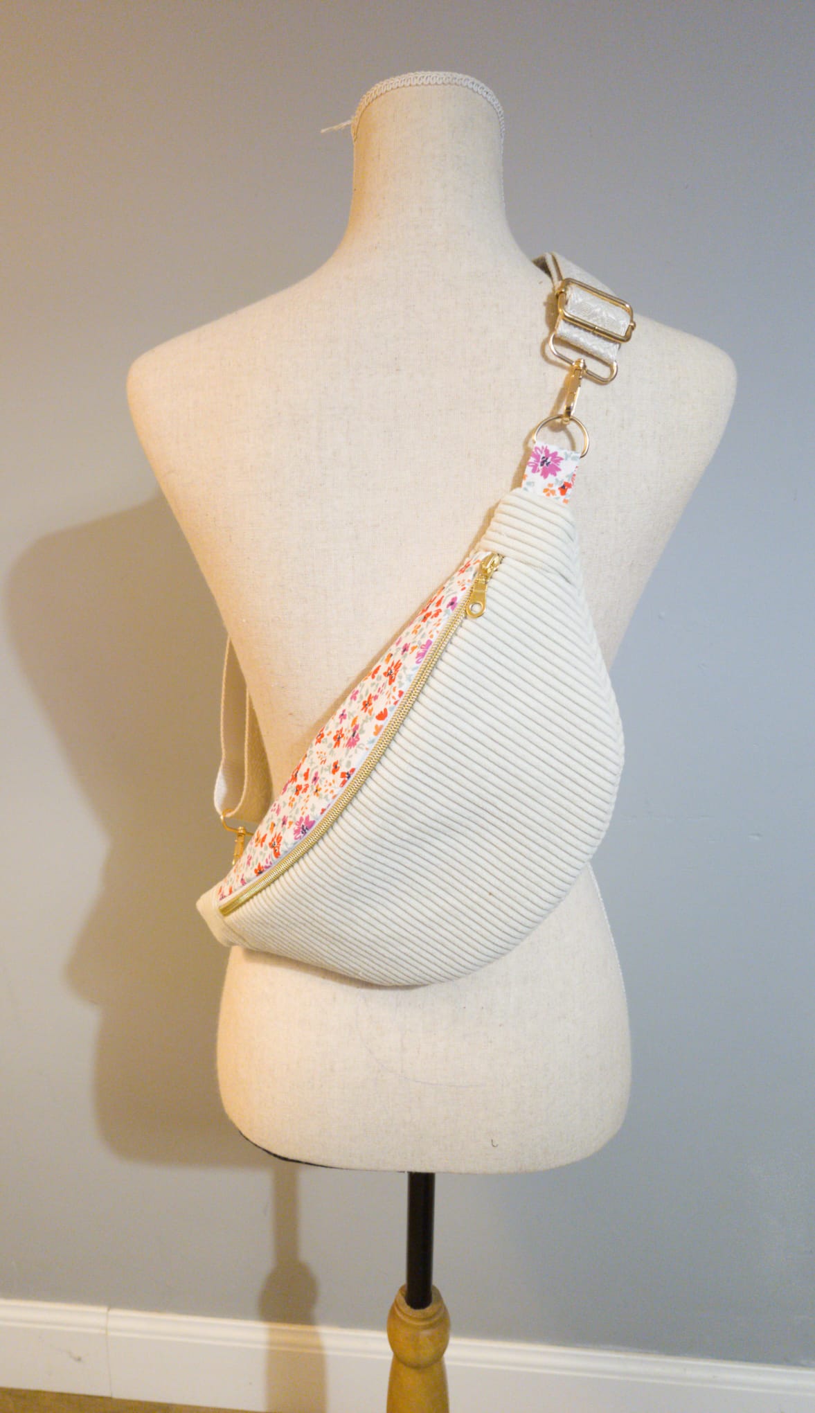 Sac Banane pour femme ou enfant  – Velours côtelé écru & touche fleuri cocoleeline