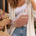 Sac banane en velours côtelé rose clair avec deux poches avant cocoleeline