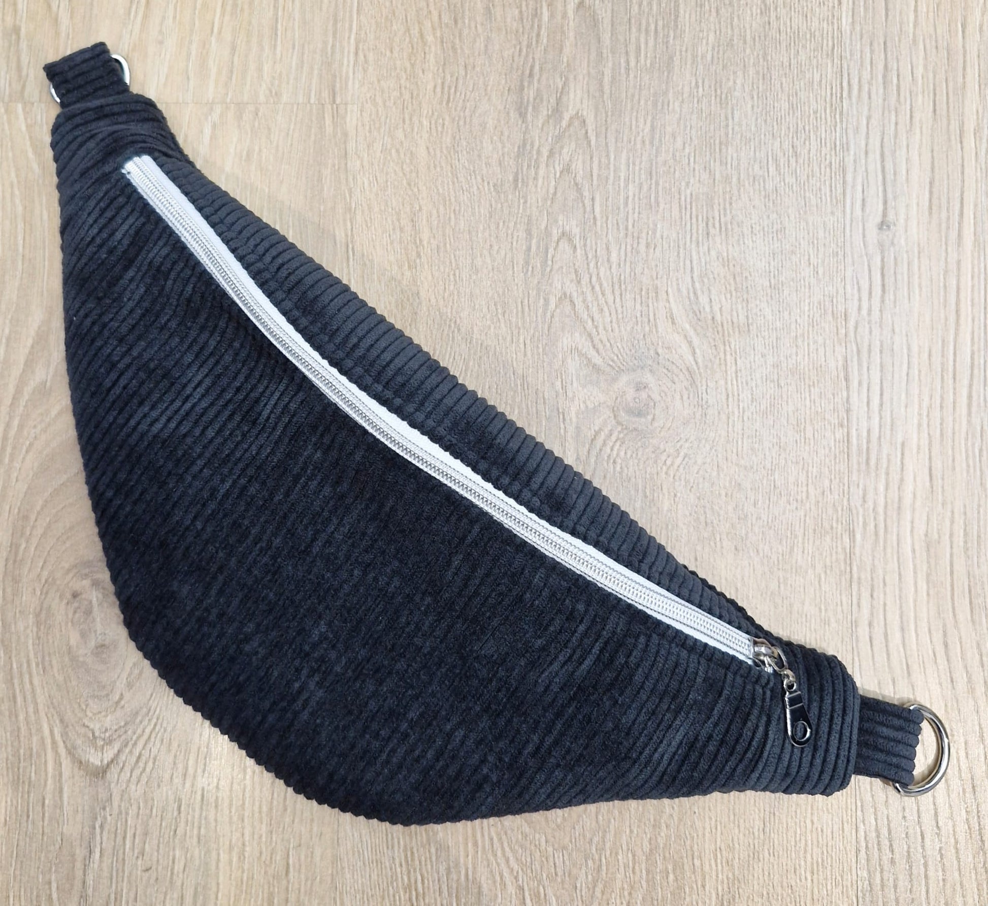 sac banane velours côtelé noir 
