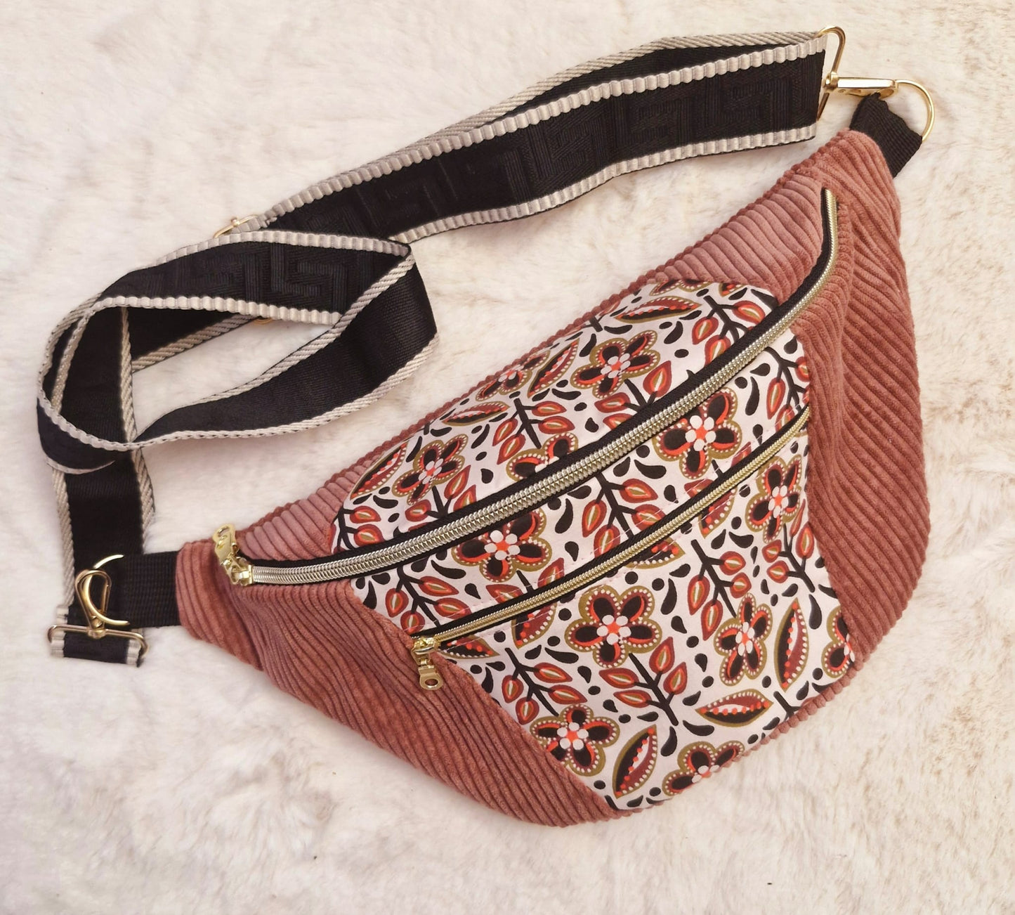 grand sac banane rose en velours côtelé avec une poche à l'avant