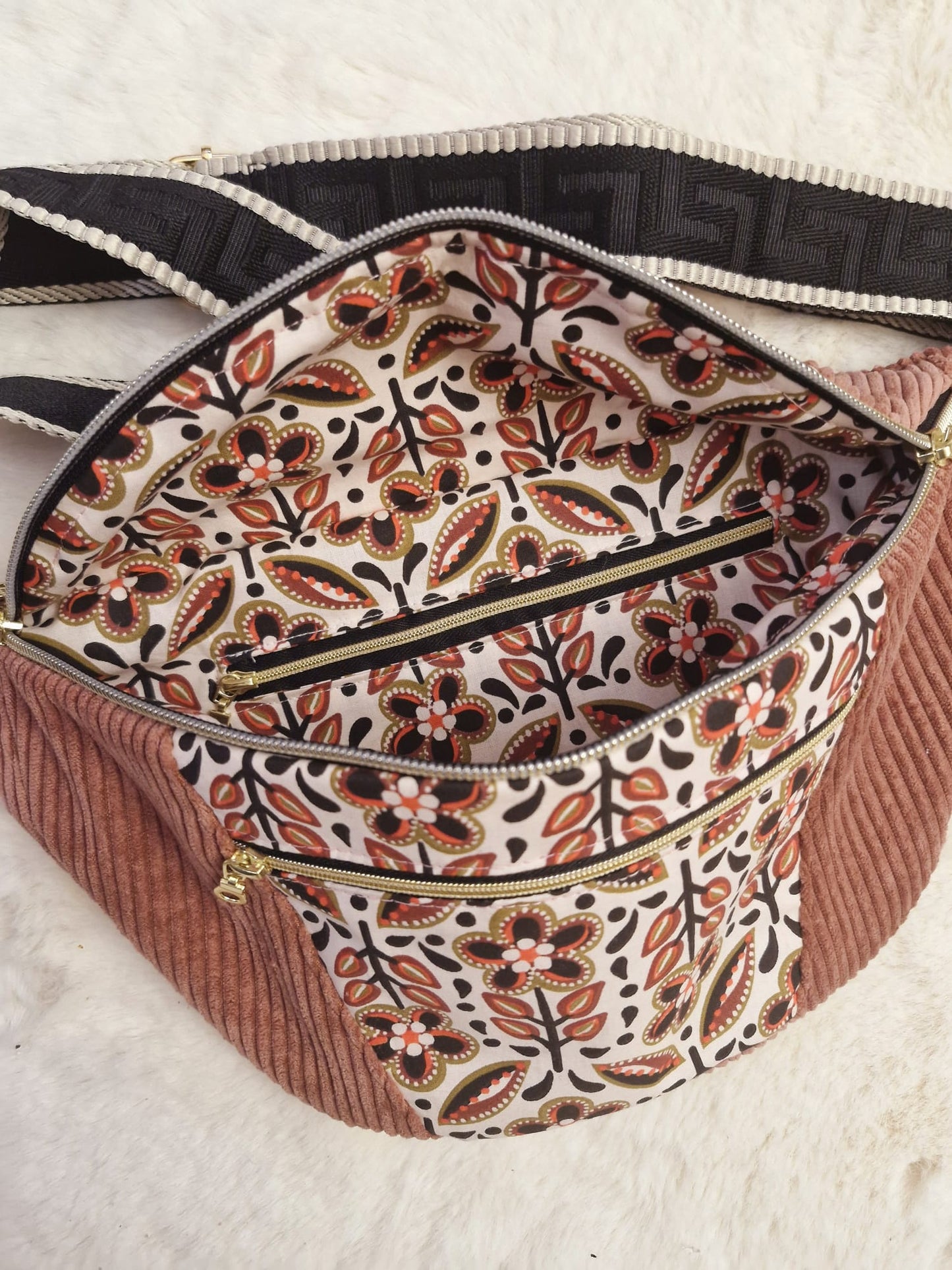 Intérieur d'un grand sac banane avec une poche à l'intérieur