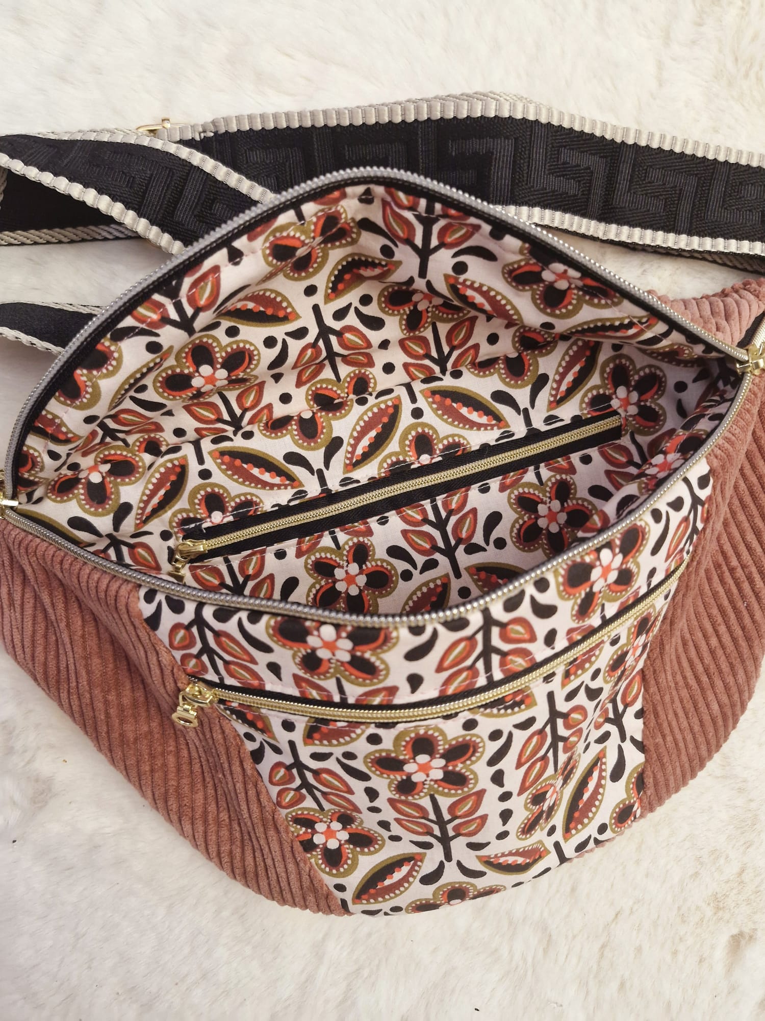Intérieur d'un grand sac banane avec une poche à l'intérieur