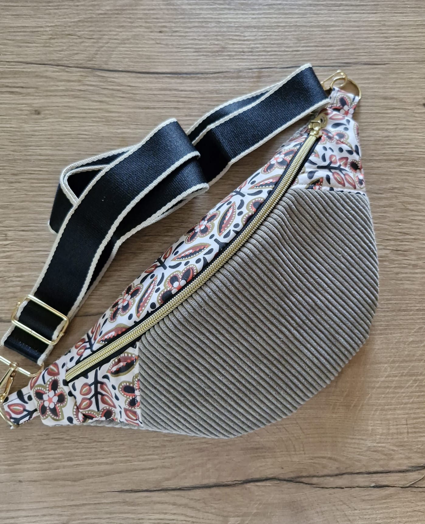 Sac banane femme velours côtelé gris et fleuri , sac tendance , sac pratique , idée cadeau de noël , made in France , fait main cocoleeline