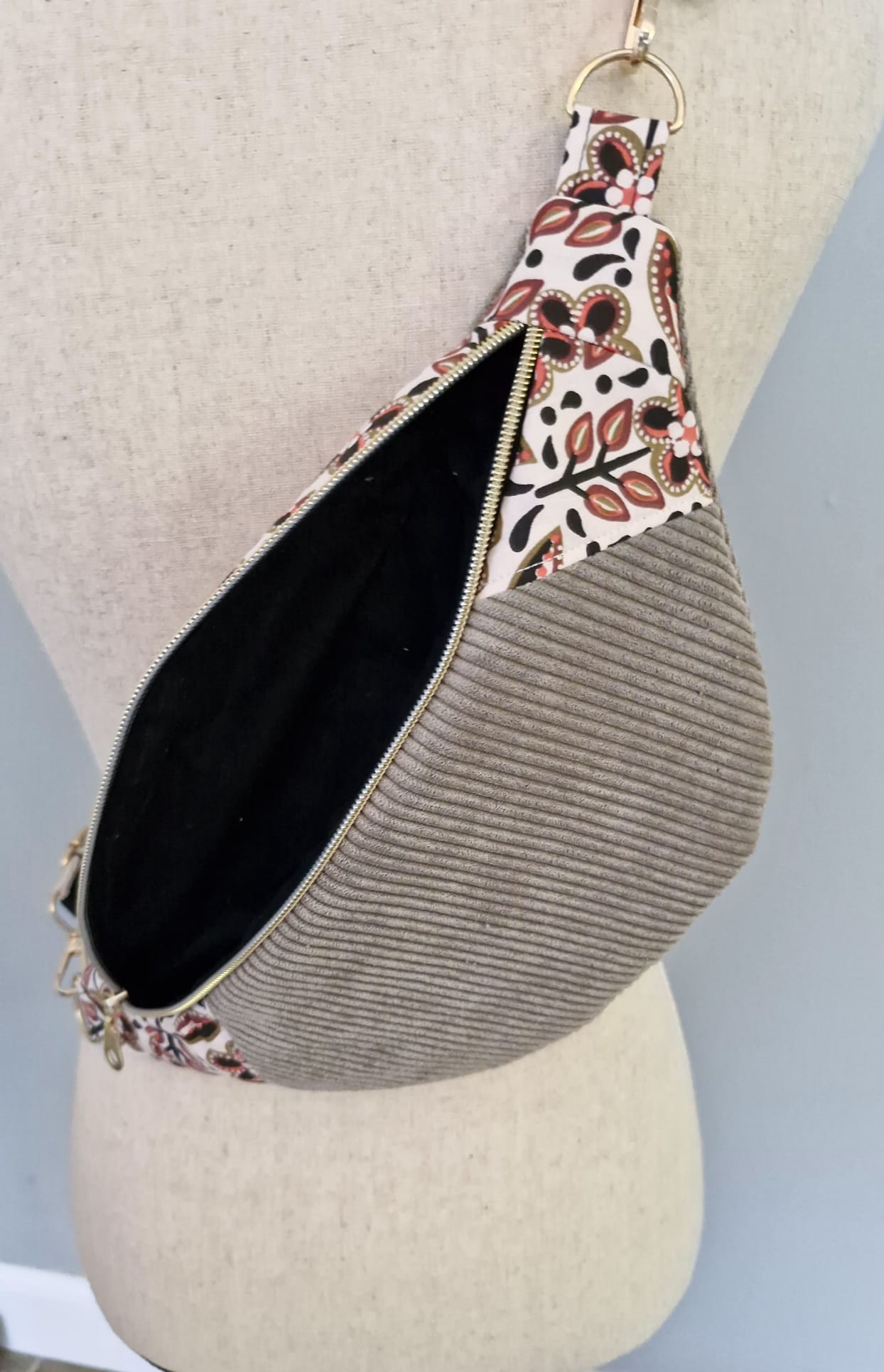 Sac banane femme velours côtelé gris et fleuri , sac tendance , sac pratique , idée cadeau de noël , made in France , fait main cocoleeline