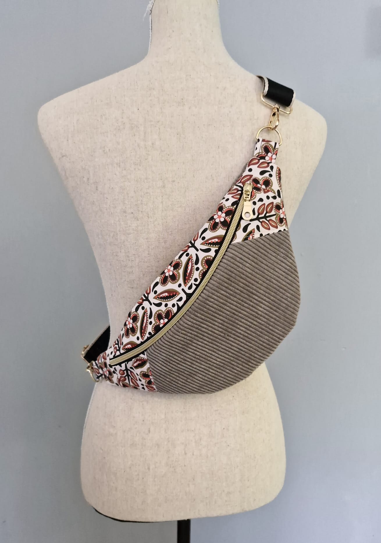 Sac banane femme velours côtelé gris et fleuri , sac tendance , sac pratique , idée cadeau de noël , made in France , fait main cocoleeline