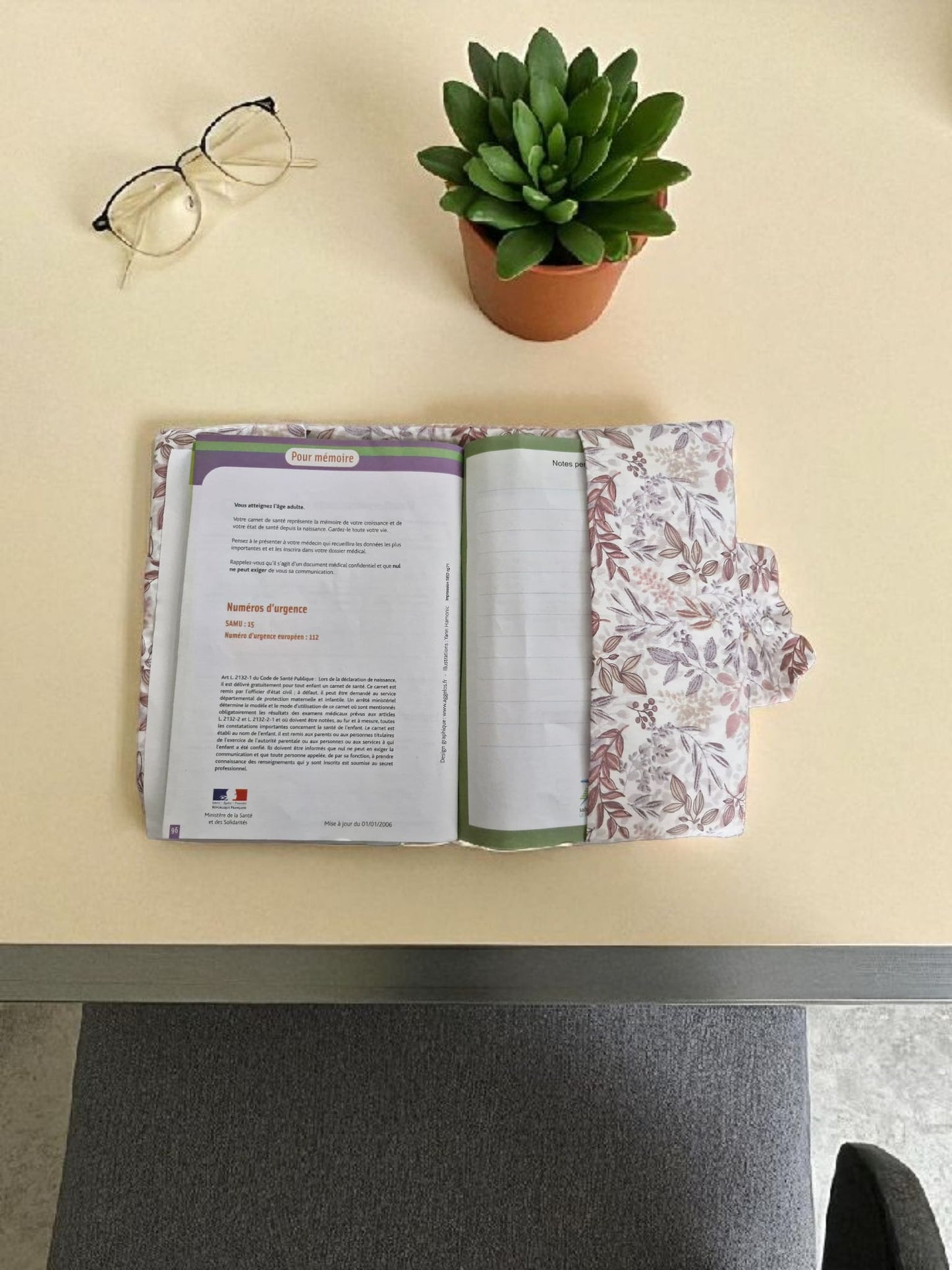 Protège Carnet de Santé Personnalisé pour Fille – Tissu Rose et Blanc Doux cocoleeline