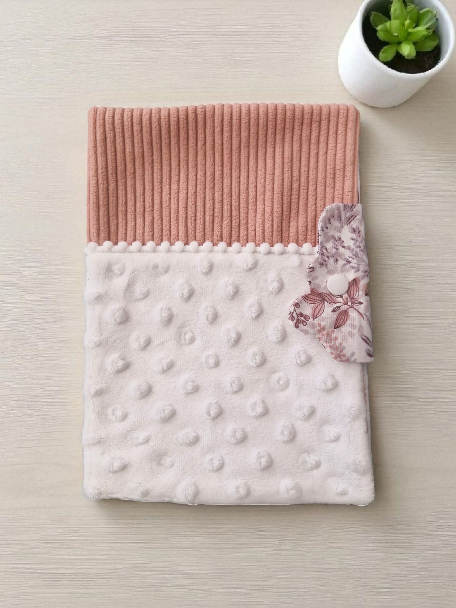 Protège Carnet de Santé Personnalisé pour Fille – Tissu Rose et Blanc Doux cocoleeline