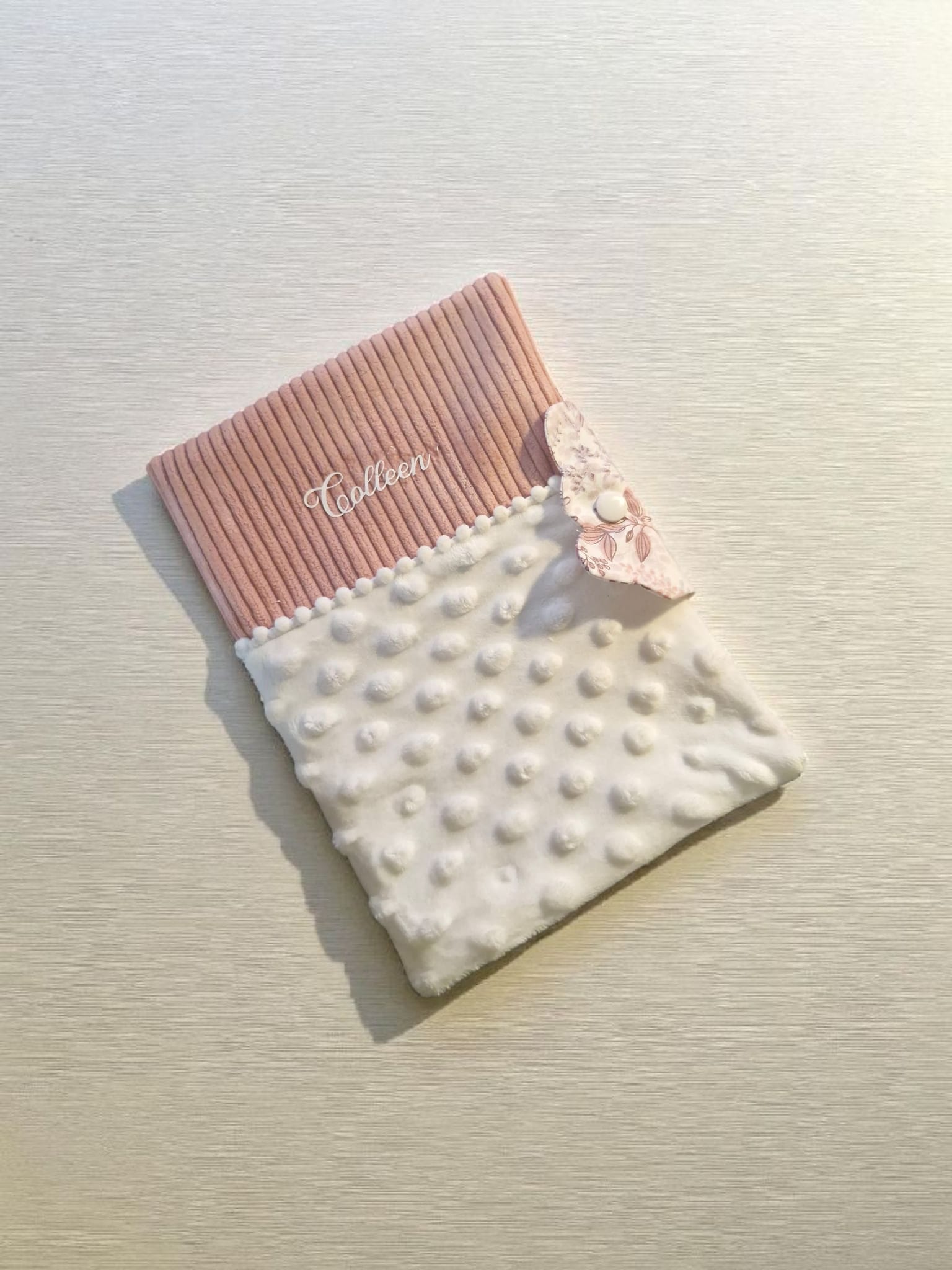 Protège Carnet de Santé Personnalisé pour Fille – Tissu Rose et Blanc Doux cocoleeline