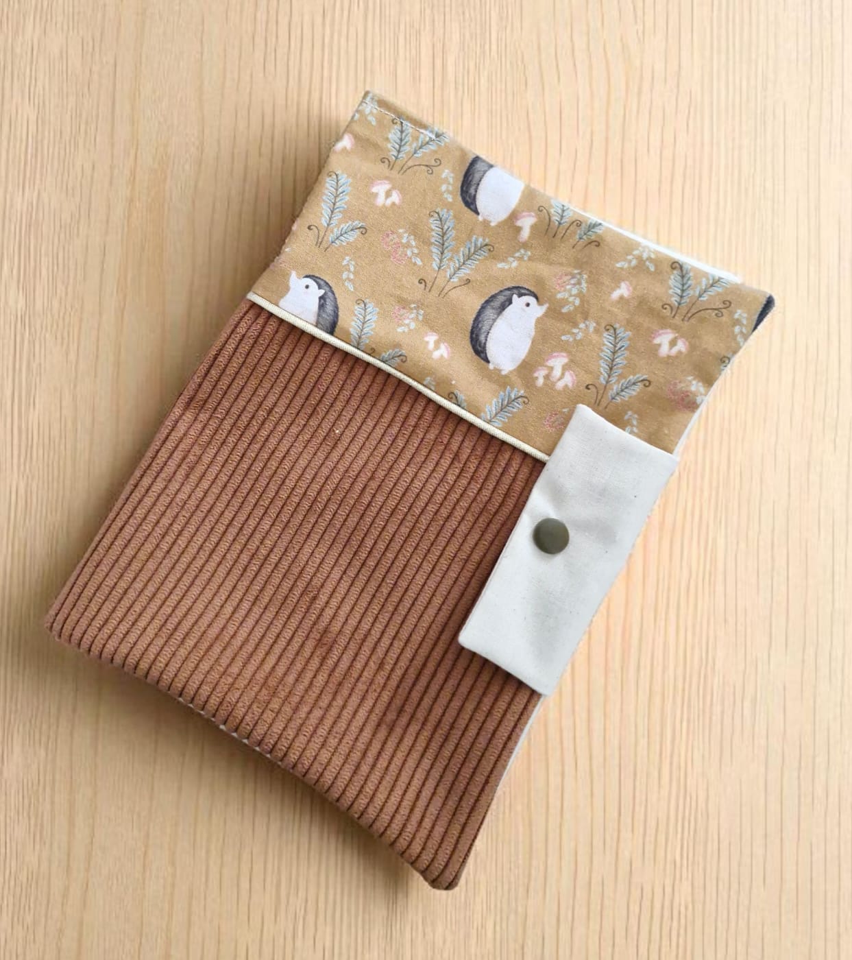 Protège Carnet de Santé Personnalisable – Motif Hérisson et Velours Côtelé Marron cocoleeline