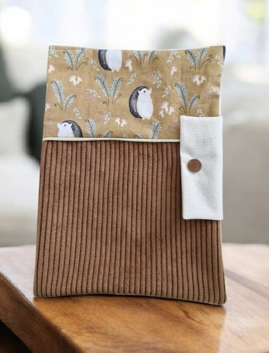 Protège Carnet de Santé Personnalisable – Motif Hérisson et Velours Côtelé Marron cocoleeline
