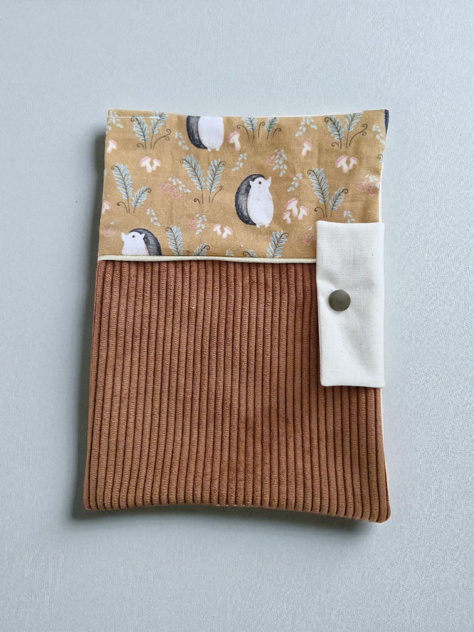 Protège Carnet de Santé Personnalisable – Motif Hérisson et Velours Côtelé Marron cocoleeline