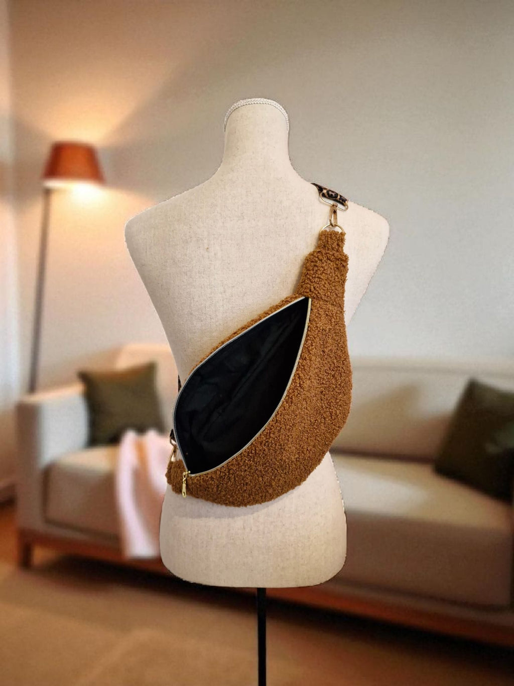 Sac banane en tissu bouclette moumoute camel – fait main en France ,idée cadeau femme cocoleeline
