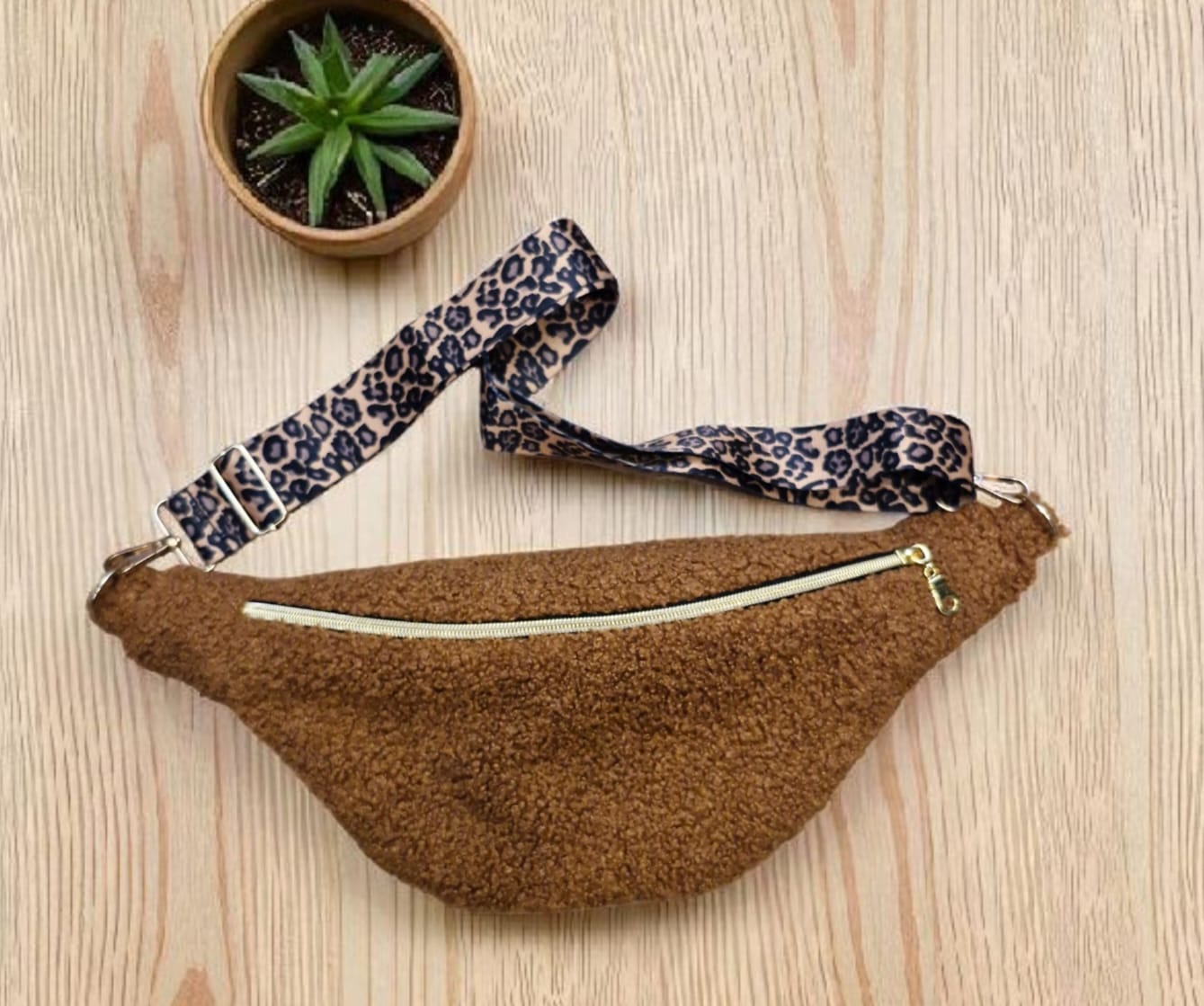 Sac banane en tissu bouclette moumoute camel – fait main en France ,idée cadeau femme cocoleeline