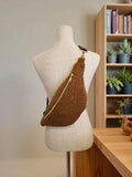 Sac banane en tissu bouclette moumoute camel – fait main en France ,idée cadeau femme cocoleeline