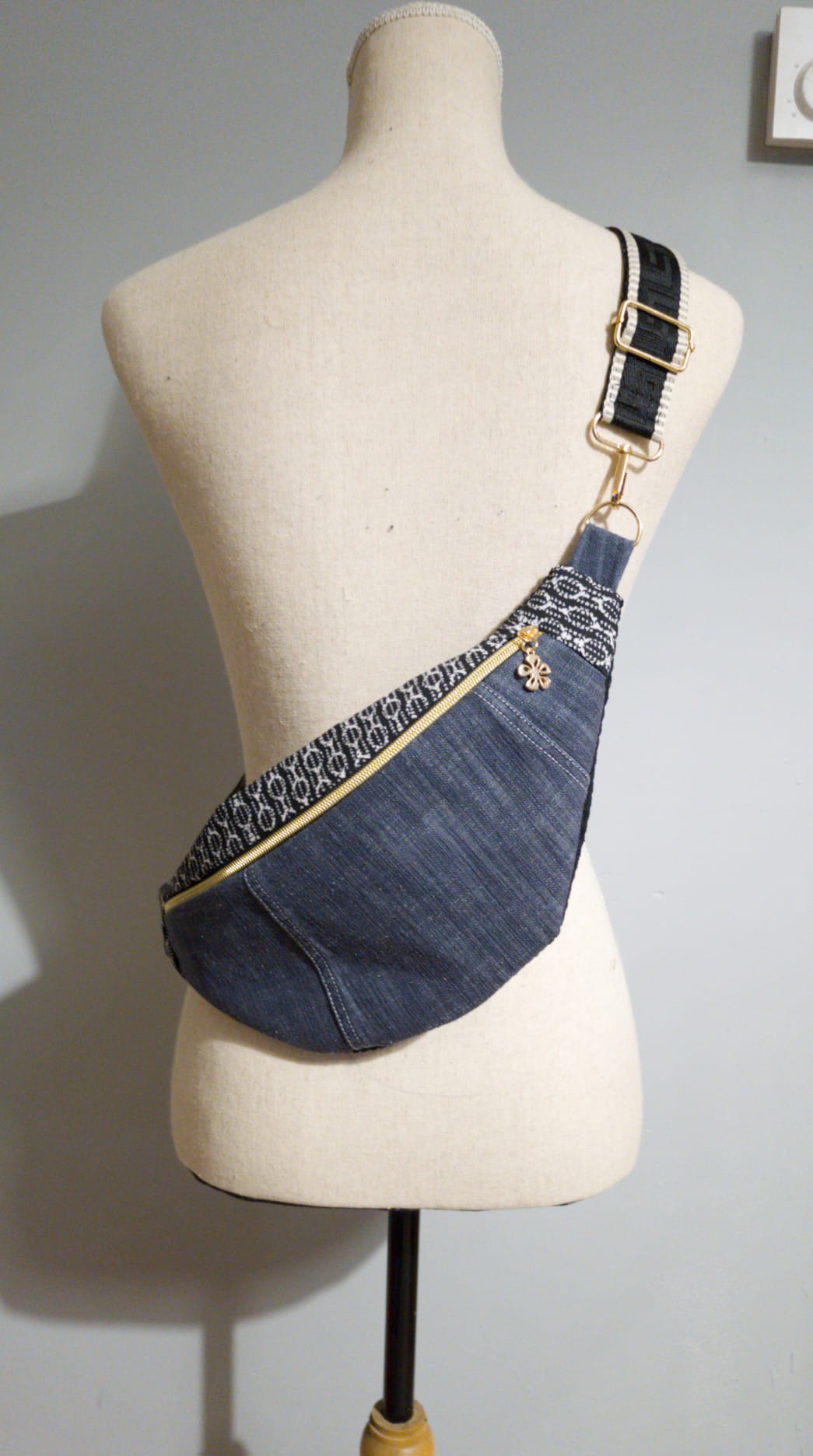 Sac banane bandoulière en tissu recyclé – Pièce unique cocoleeline