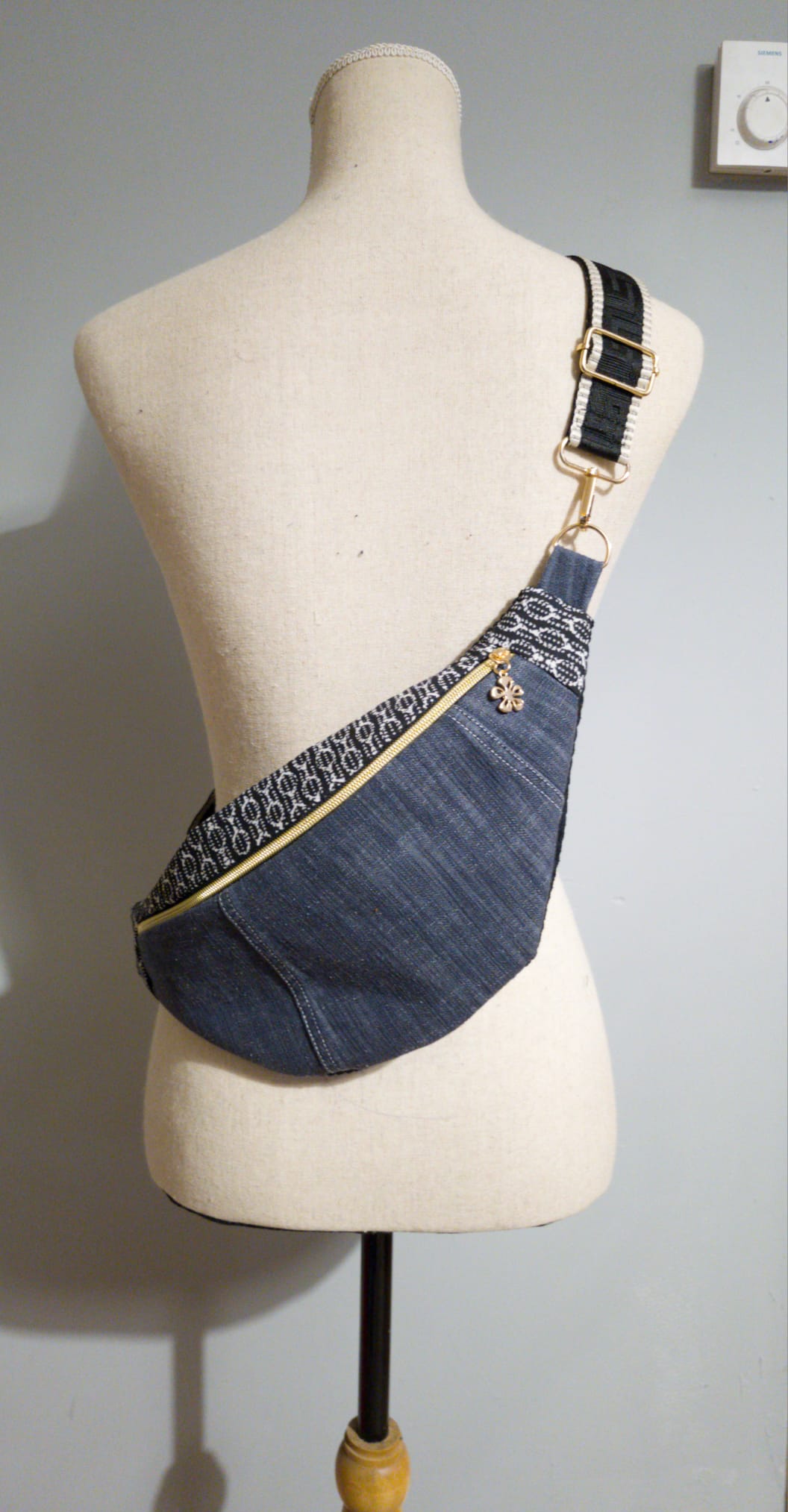 Sac banane bandoulière en tissu recyclé – Pièce unique cocoleeline