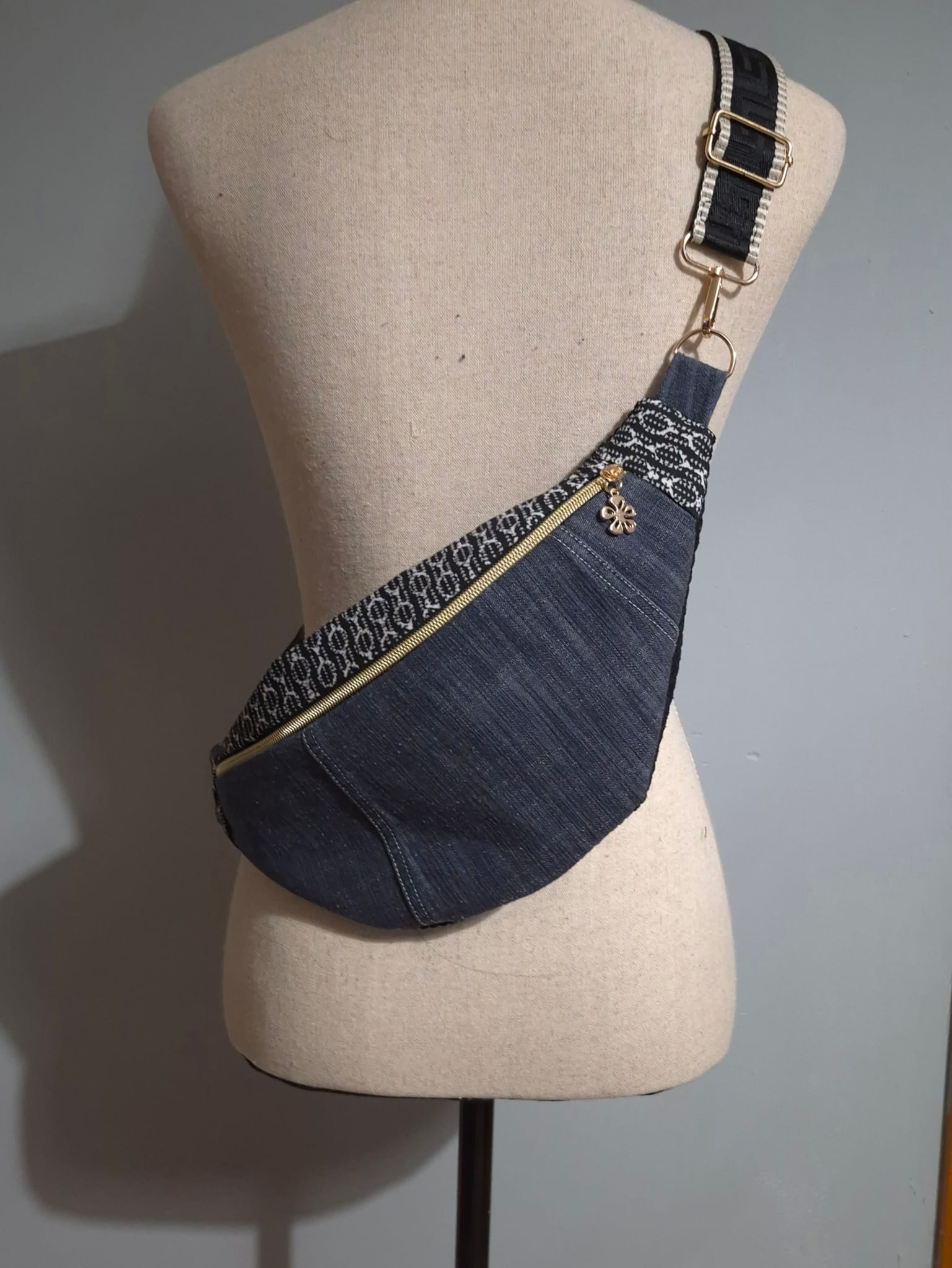 Sac banane bandoulière en tissu recyclé – Pièce unique cocoleeline