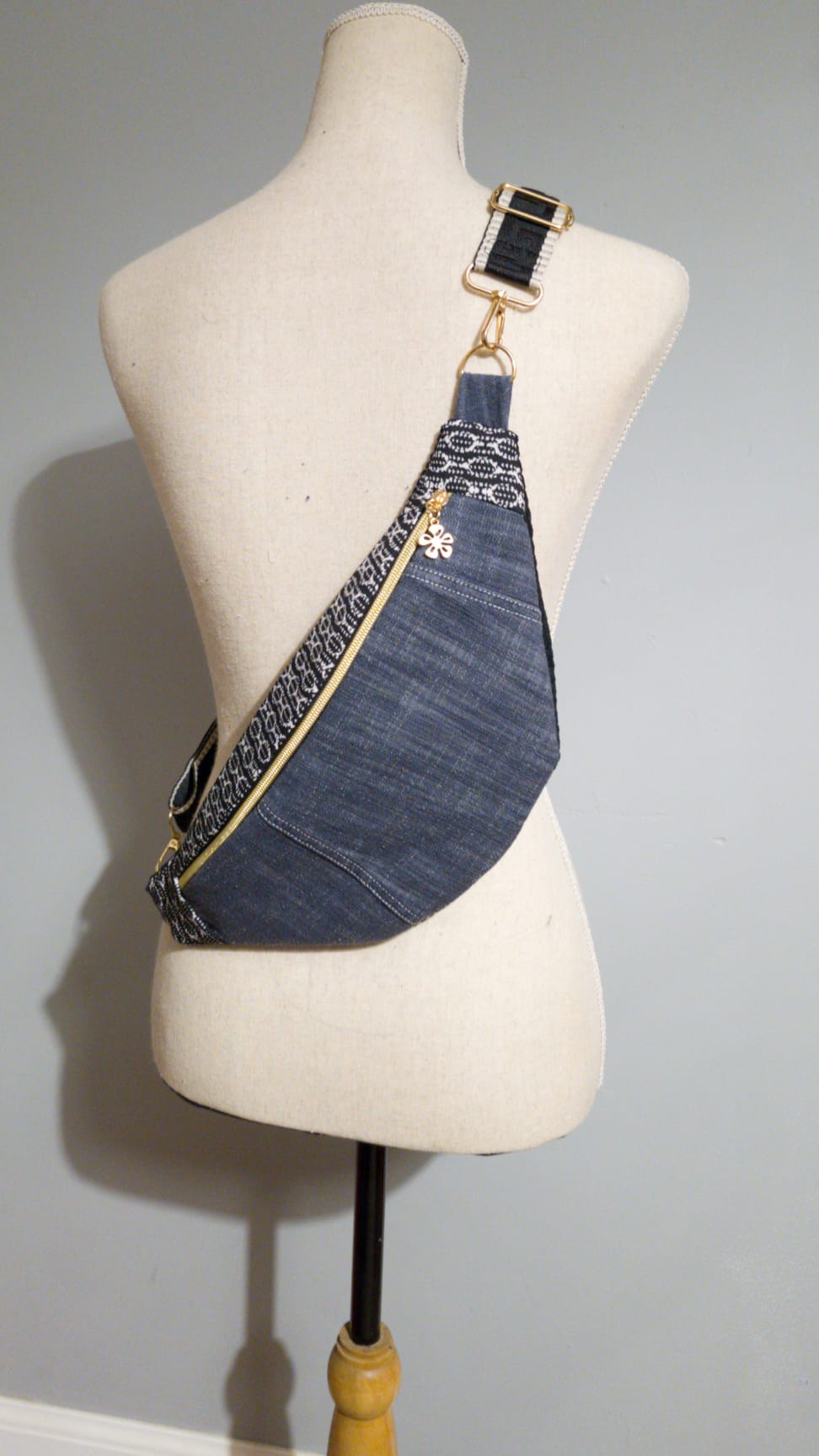 Sac banane bandoulière en tissu recyclé – Pièce unique cocoleeline