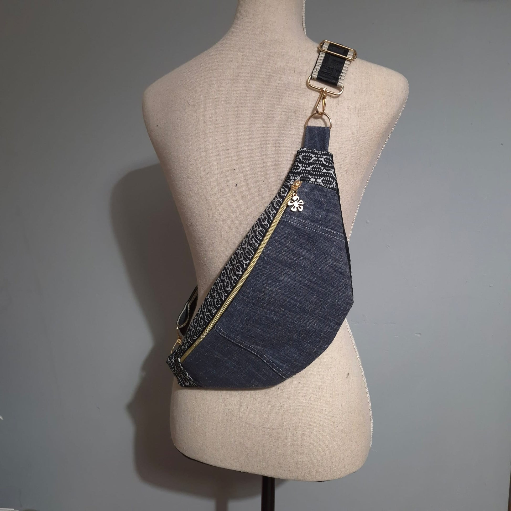 Sac banane bandoulière en tissu recyclé – Pièce unique cocoleeline