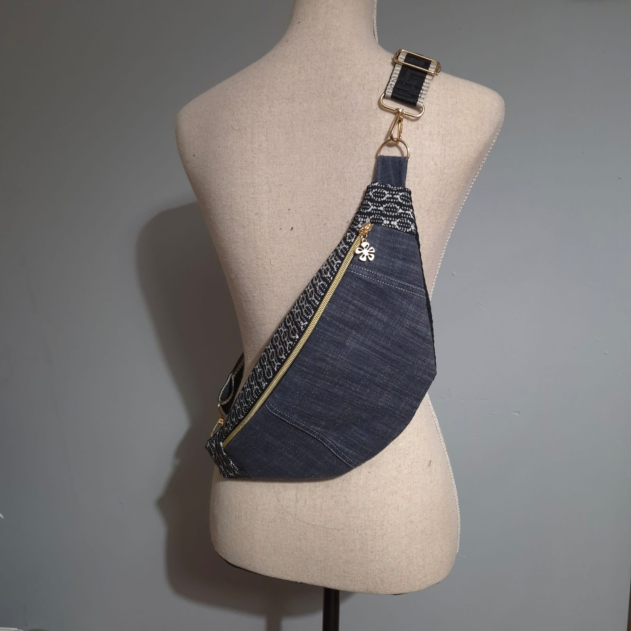 Sac banane bandoulière en tissu recyclé – Pièce unique cocoleeline