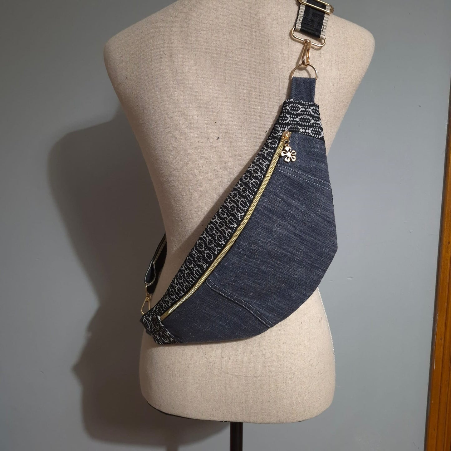 Sac banane bandoulière en tissu recyclé – Pièce unique cocoleeline