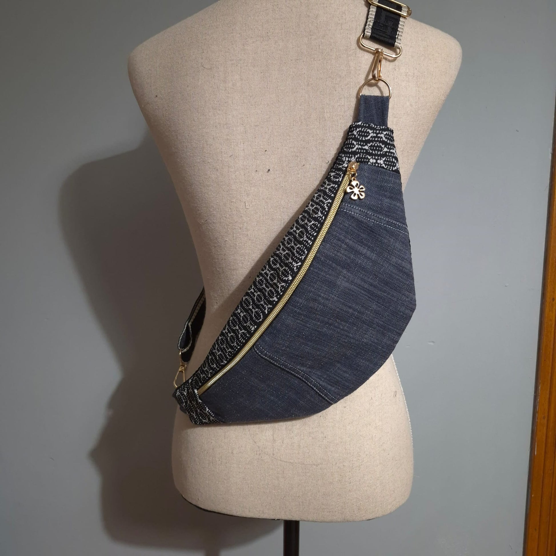 Sac banane bandoulière en tissu recyclé – Pièce unique cocoleeline