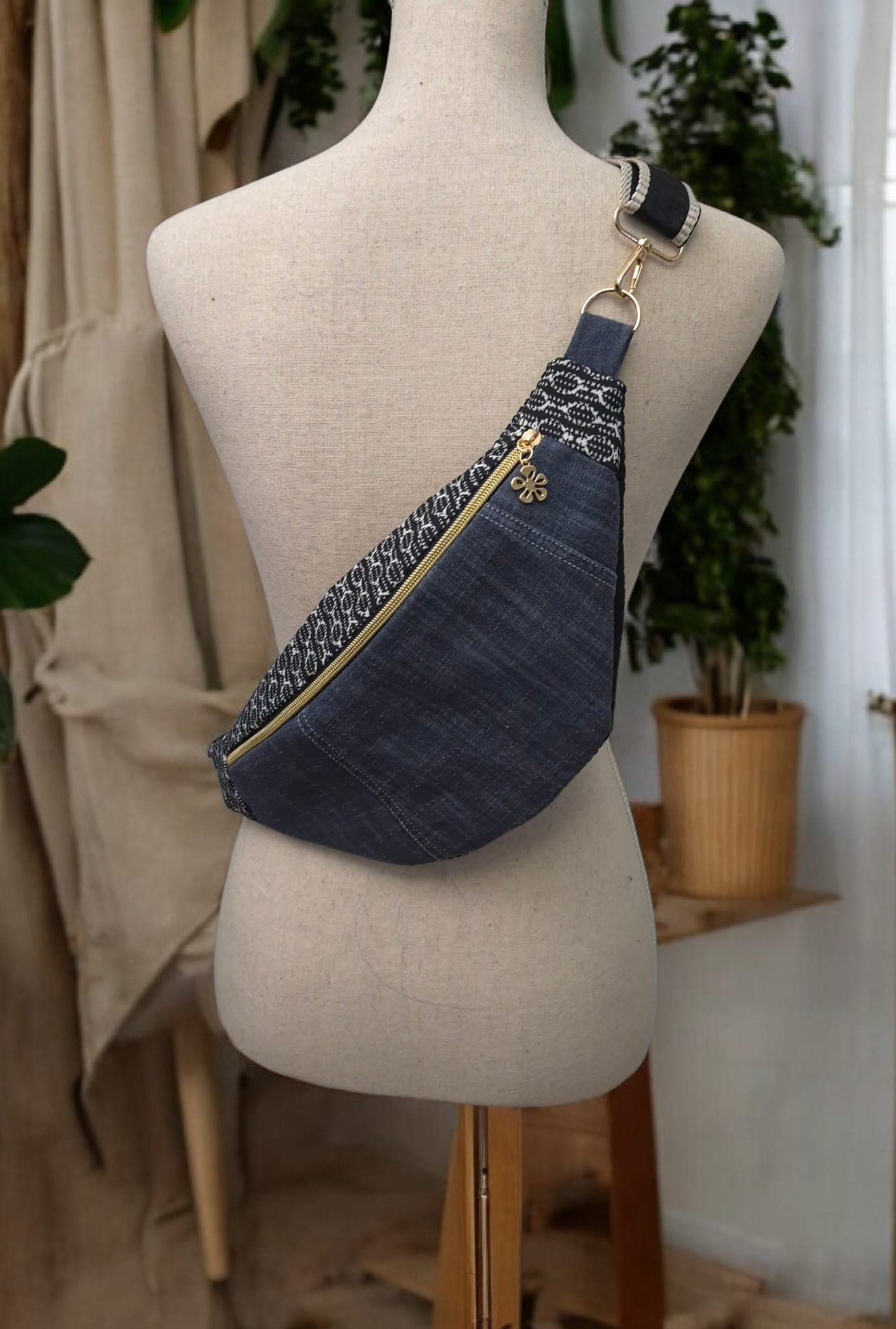 Sac banane bandoulière en tissu recyclé – Pièce unique cocoleeline