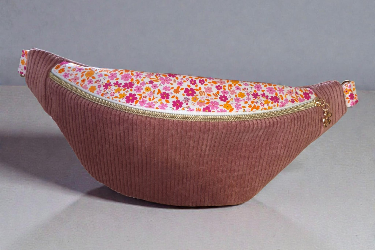 Sac banane en velours côtelé vieux rose – rabat fleuri