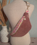 Sac banane en velours côtelé vieux rose – rabat fleuri