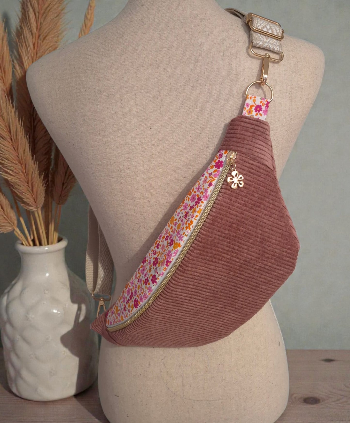 Sac banane en velours côtelé vieux rose – rabat fleuri