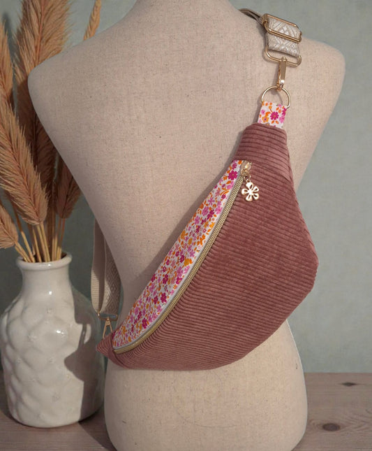 Sac banane en velours côtelé vieux rose – rabat fleuri