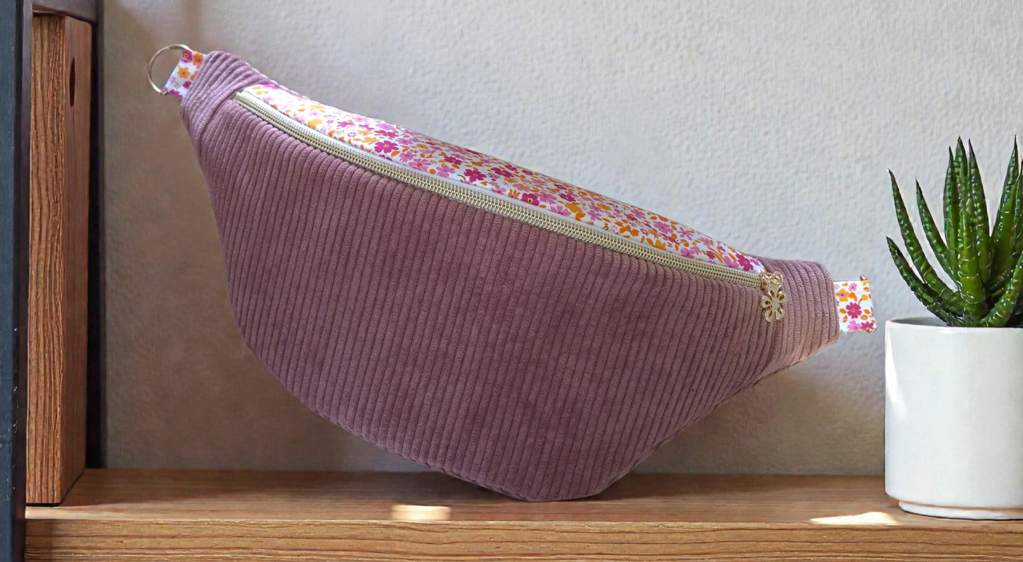 Sac banane en velours côtelé vieux rose – rabat fleuri